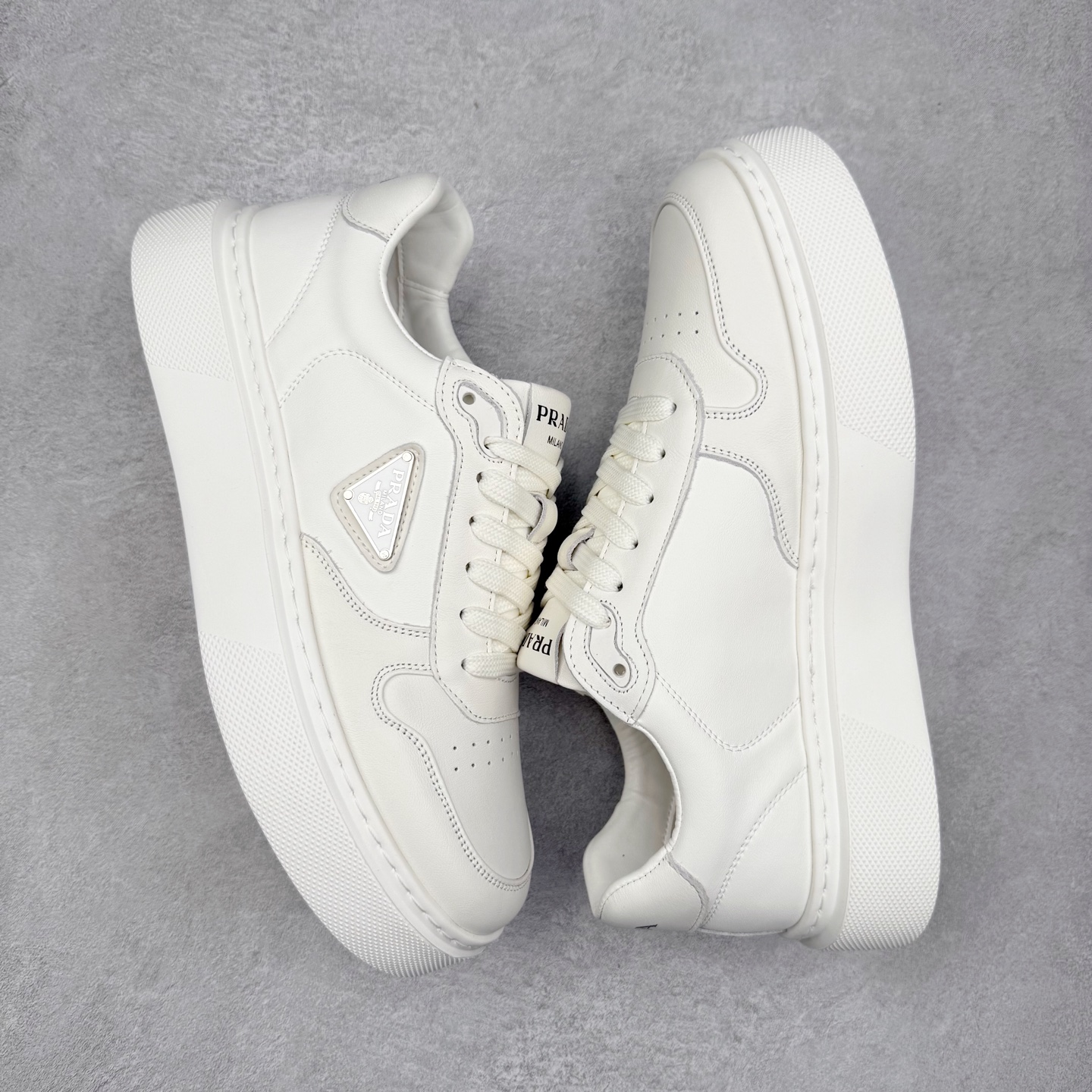 图片[3]-PRADA 普拉达男鞋厚底徽标低帮休闲鞋运动板鞋系列 广东大厂品质 专柜同步 大气个性更潮更抢眼更追求档次，它将颠覆旧念，与您共度时尚潮人必备! 面料采用原版进口小牛皮 牛皮内里垫脚 橡胶发泡大底 轻便防滑耐磨 脚感舒适 款式耐看做工精细 配以简洁利落的鞋楦 彰显男人的果敢和硬朗 尺码：39 40 41 42 43 44 比运动鞋偏大一码-选品中心