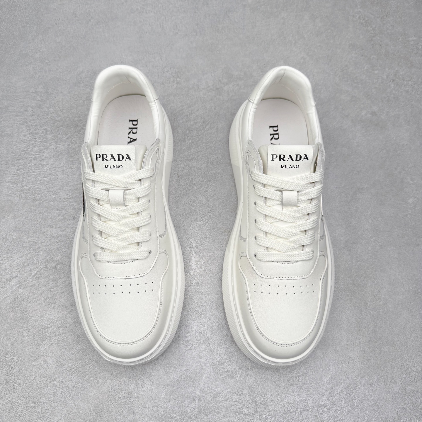 图片[2]-PRADA 普拉达男鞋厚底徽标低帮休闲鞋运动板鞋系列 广东大厂品质 专柜同步 大气个性更潮更抢眼更追求档次，它将颠覆旧念，与您共度时尚潮人必备! 面料采用原版进口小牛皮 牛皮内里垫脚 橡胶发泡大底 轻便防滑耐磨 脚感舒适 款式耐看做工精细 配以简洁利落的鞋楦 彰显男人的果敢和硬朗 尺码：39 40 41 42 43 44 比运动鞋偏大一码-选品中心