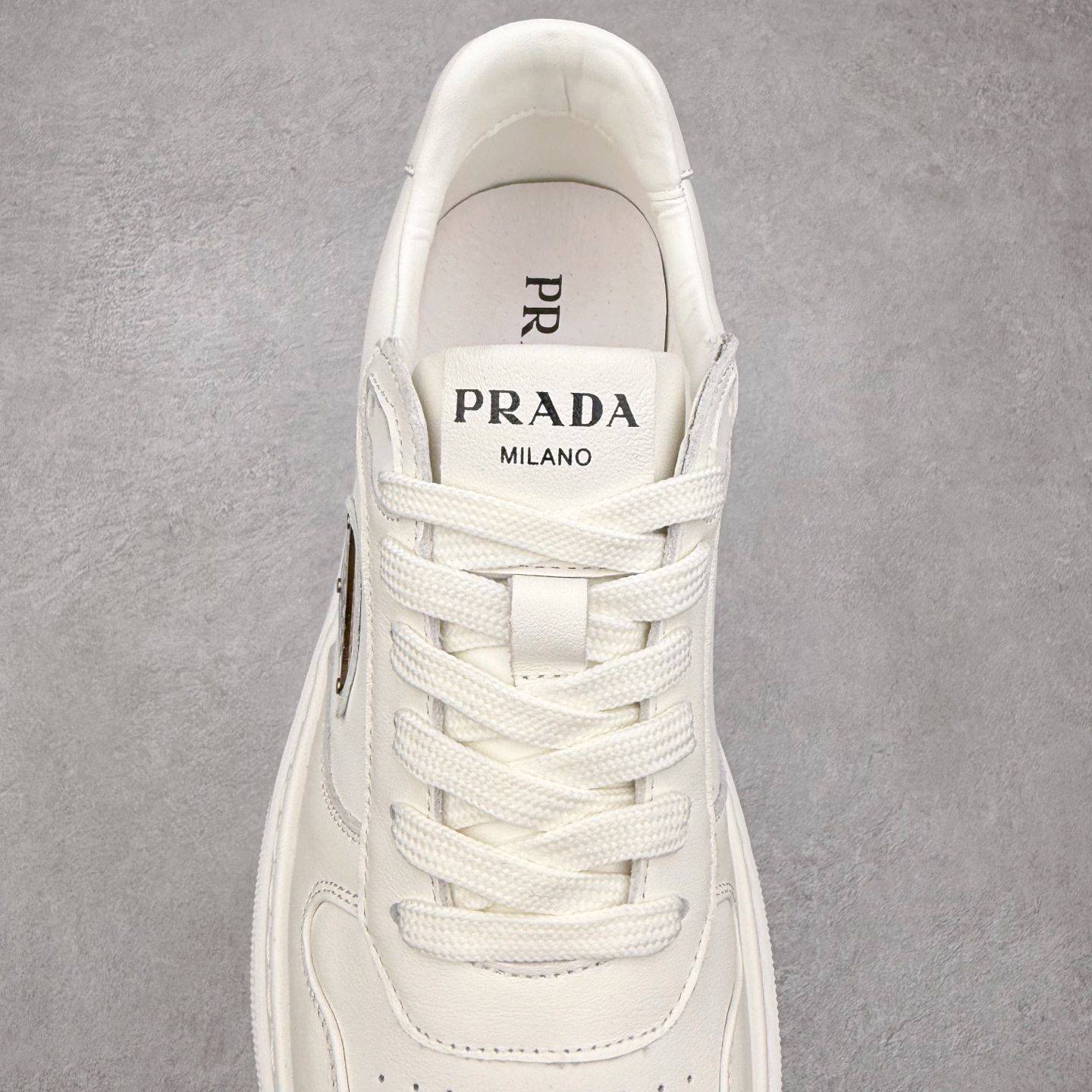 图片[5]-PRADA 普拉达男鞋厚底徽标低帮休闲鞋运动板鞋系列 广东大厂品质 专柜同步 大气个性更潮更抢眼更追求档次，它将颠覆旧念，与您共度时尚潮人必备! 面料采用原版进口小牛皮 牛皮内里垫脚 橡胶发泡大底 轻便防滑耐磨 脚感舒适 款式耐看做工精细 配以简洁利落的鞋楦 彰显男人的果敢和硬朗 尺码：39 40 41 42 43 44 比运动鞋偏大一码-选品中心