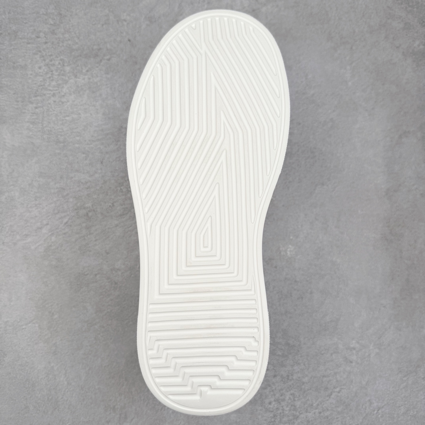 图片[9]-PRADA 普拉达男鞋厚底徽标低帮休闲鞋运动板鞋系列 广东大厂品质 专柜同步 大气个性更潮更抢眼更追求档次，它将颠覆旧念，与您共度时尚潮人必备! 面料采用原版进口小牛皮 牛皮内里垫脚 橡胶发泡大底 轻便防滑耐磨 脚感舒适 款式耐看做工精细 配以简洁利落的鞋楦 彰显男人的果敢和硬朗 尺码：39 40 41 42 43 44 比运动鞋偏大一码-选品中心