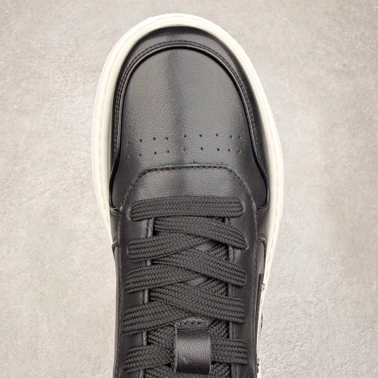 图片[4]-PRADA 普拉达男鞋厚底徽标低帮休闲鞋运动板鞋系列 广东大厂品质 专柜同步 大气个性更潮更抢眼更追求档次，它将颠覆旧念，与您共度时尚潮人必备! 面料采用原版进口小牛皮 牛皮内里垫脚 橡胶发泡大底 轻便防滑耐磨 脚感舒适 款式耐看做工精细 配以简洁利落的鞋楦 彰显男人的果敢和硬朗 尺码：39 40 41 42 43 44 比运动鞋偏大一码-选品中心