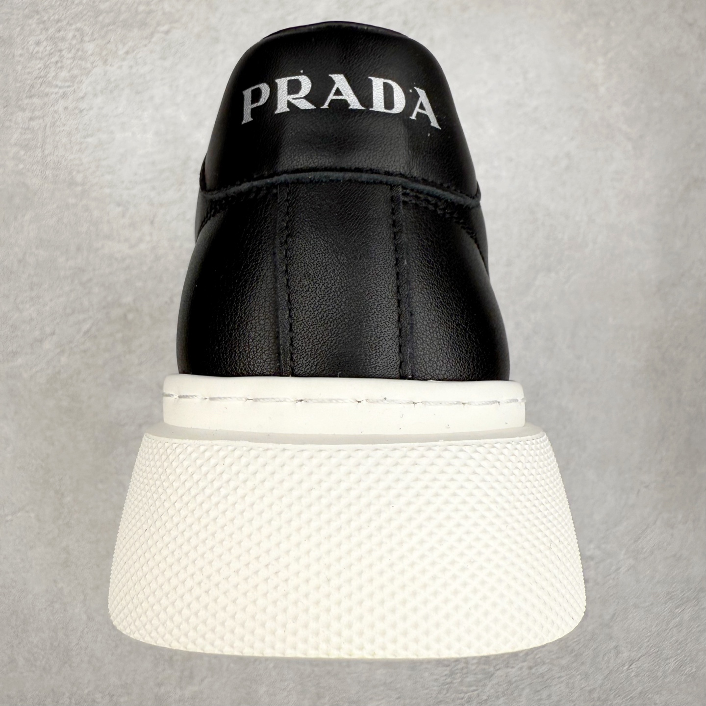 图片[8]-PRADA 普拉达男鞋厚底徽标低帮休闲鞋运动板鞋系列 广东大厂品质 专柜同步 大气个性更潮更抢眼更追求档次，它将颠覆旧念，与您共度时尚潮人必备! 面料采用原版进口小牛皮 牛皮内里垫脚 橡胶发泡大底 轻便防滑耐磨 脚感舒适 款式耐看做工精细 配以简洁利落的鞋楦 彰显男人的果敢和硬朗 尺码：39 40 41 42 43 44 比运动鞋偏大一码-选品中心