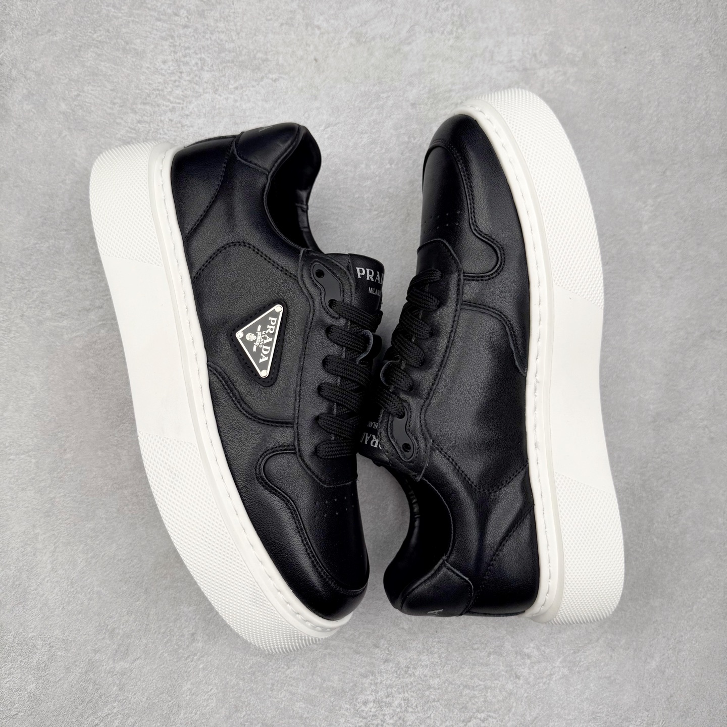 图片[3]-PRADA 普拉达男鞋厚底徽标低帮休闲鞋运动板鞋系列 广东大厂品质 专柜同步 大气个性更潮更抢眼更追求档次，它将颠覆旧念，与您共度时尚潮人必备! 面料采用原版进口小牛皮 牛皮内里垫脚 橡胶发泡大底 轻便防滑耐磨 脚感舒适 款式耐看做工精细 配以简洁利落的鞋楦 彰显男人的果敢和硬朗 尺码：39 40 41 42 43 44 比运动鞋偏大一码-选品中心