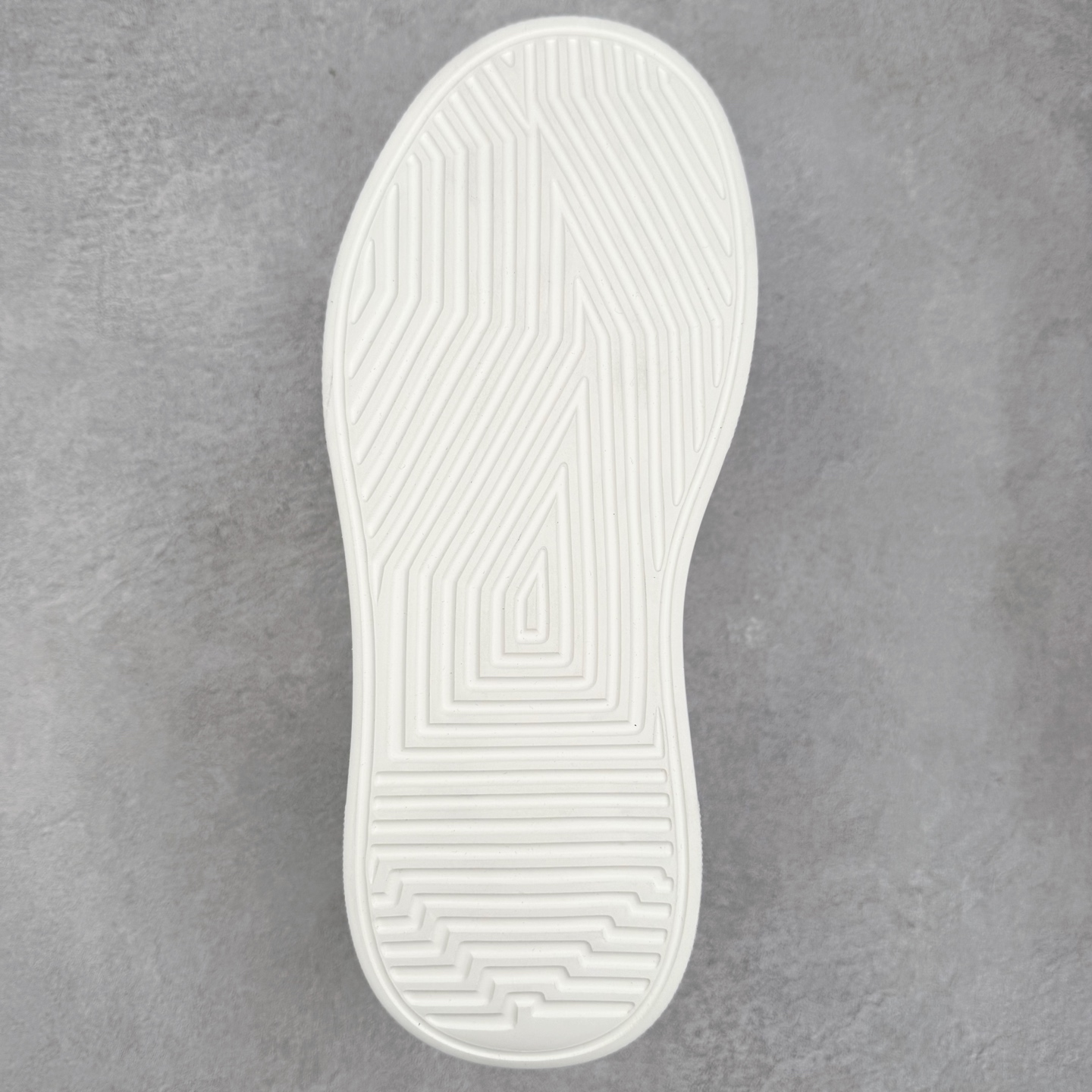 图片[9]-PRADA 普拉达男鞋厚底徽标低帮休闲鞋运动板鞋系列 广东大厂品质 专柜同步 大气个性更潮更抢眼更追求档次，它将颠覆旧念，与您共度时尚潮人必备! 面料采用原版进口小牛皮 牛皮内里垫脚 橡胶发泡大底 轻便防滑耐磨 脚感舒适 款式耐看做工精细 配以简洁利落的鞋楦 彰显男人的果敢和硬朗 尺码：39 40 41 42 43 44 比运动鞋偏大一码-选品中心