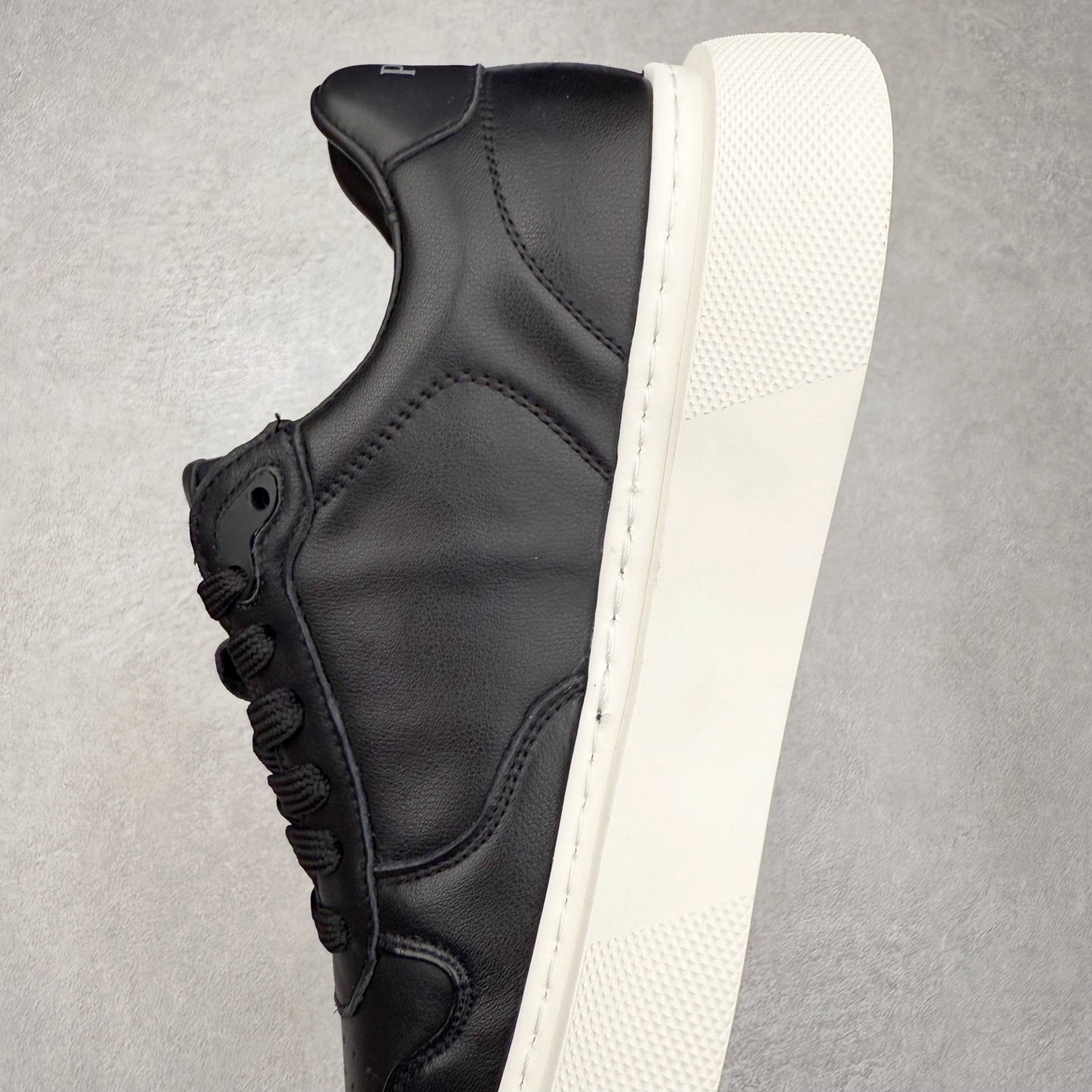 图片[7]-PRADA 普拉达男鞋厚底徽标低帮休闲鞋运动板鞋系列 广东大厂品质 专柜同步 大气个性更潮更抢眼更追求档次，它将颠覆旧念，与您共度时尚潮人必备! 面料采用原版进口小牛皮 牛皮内里垫脚 橡胶发泡大底 轻便防滑耐磨 脚感舒适 款式耐看做工精细 配以简洁利落的鞋楦 彰显男人的果敢和硬朗 尺码：39 40 41 42 43 44 比运动鞋偏大一码-选品中心