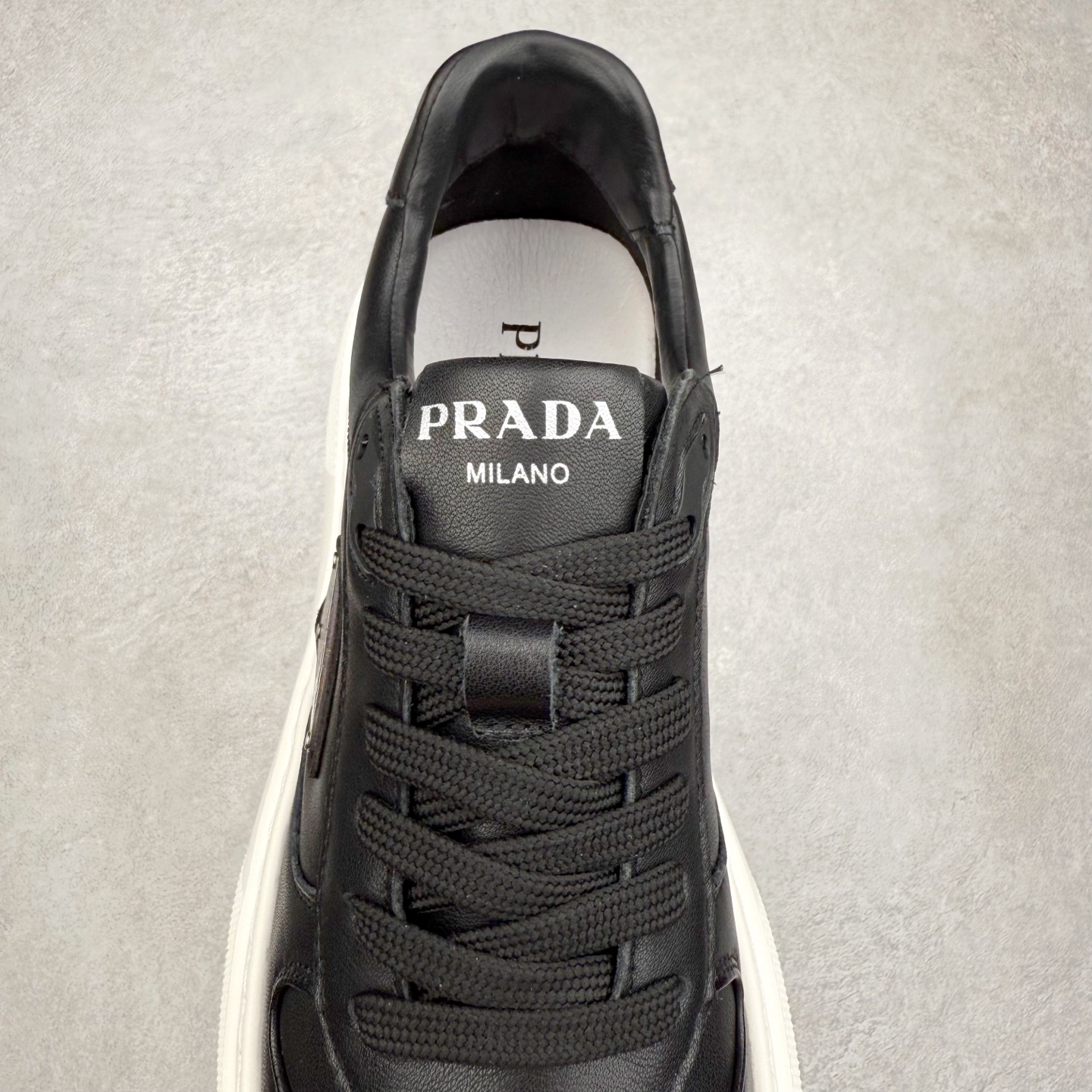 图片[5]-PRADA 普拉达男鞋厚底徽标低帮休闲鞋运动板鞋系列 广东大厂品质 专柜同步 大气个性更潮更抢眼更追求档次，它将颠覆旧念，与您共度时尚潮人必备! 面料采用原版进口小牛皮 牛皮内里垫脚 橡胶发泡大底 轻便防滑耐磨 脚感舒适 款式耐看做工精细 配以简洁利落的鞋楦 彰显男人的果敢和硬朗 尺码：39 40 41 42 43 44 比运动鞋偏大一码-选品中心