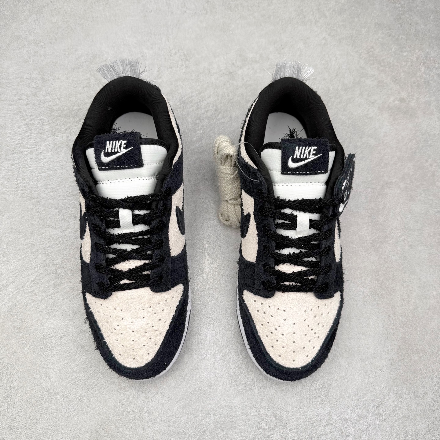 图片[2]-＃F版 NK Dunk Low 米白黑 IB2990-100 极限压缩利润空间 超乎所想的高性价比 用料绝不含糊 原盒原配 正确耐磨橡胶大底 超高清洁度 全鞋零毛边皮料切割 全套原楦原模倾力打造完美版型 尺码：36 36.5 37.5 38 38.5 39 40 40.5 41 42 42.5 43 44 44.5 45 46 47.5-选品中心