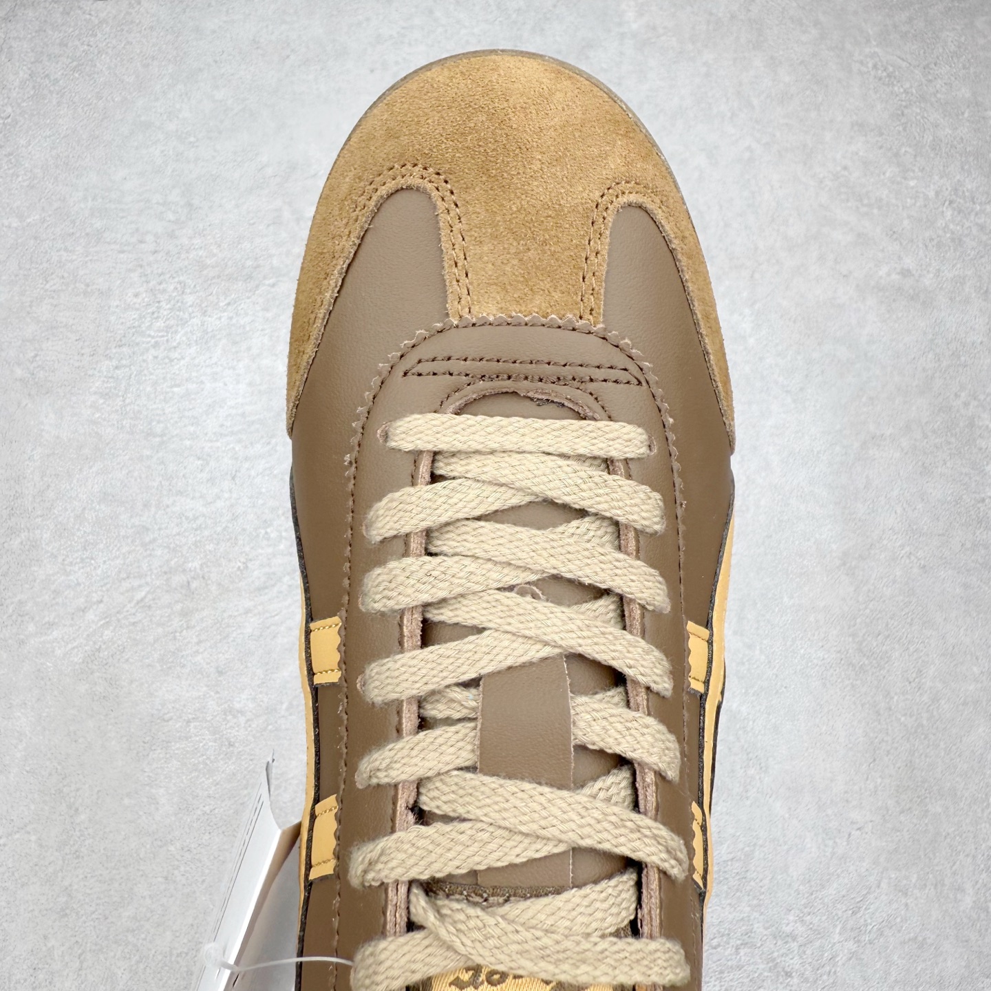 图片[4]-＃C版 Asics Onitsuka Tiger MEXICO 66 亚瑟士鬼冢虎复古经典板鞋 市场王者选手 海外订单工厂出品 长期生产补货永不断码 超成熟稳定的做工品控 原装全套纸板楦头开发 原汁原味 完美呈现版型 私模正确鞋底咬花纹路 一比一鞋头弧度高度鞋身弧度 绝不口嗨 细节品控鞋型随意秒杀市面 原档咬花纹路私模大底 一个单元有六个三角形 总体形拼接呈现花瓣状 官方四联吊牌 原装Ortholite轻量化鞋垫 原盒原配 质保卡 说明书 钢印防尘纸 纸板中底带钢印 乳胶组合鞋垫 支持全方位的对比专柜 产品从款式颜色造型上体现出追求舒适和细节的完美 鞋类更是推崇手工制作的严谨与完美 融舒适性与可穿性的设计风格 注重细节的完美和别致魅力 既保持稳重 又不失轻松的时尚感 尺码：36 37 37.5 38 39 39.5 40 40.5 41.5 42 42.5 43.5 44 45-选品中心