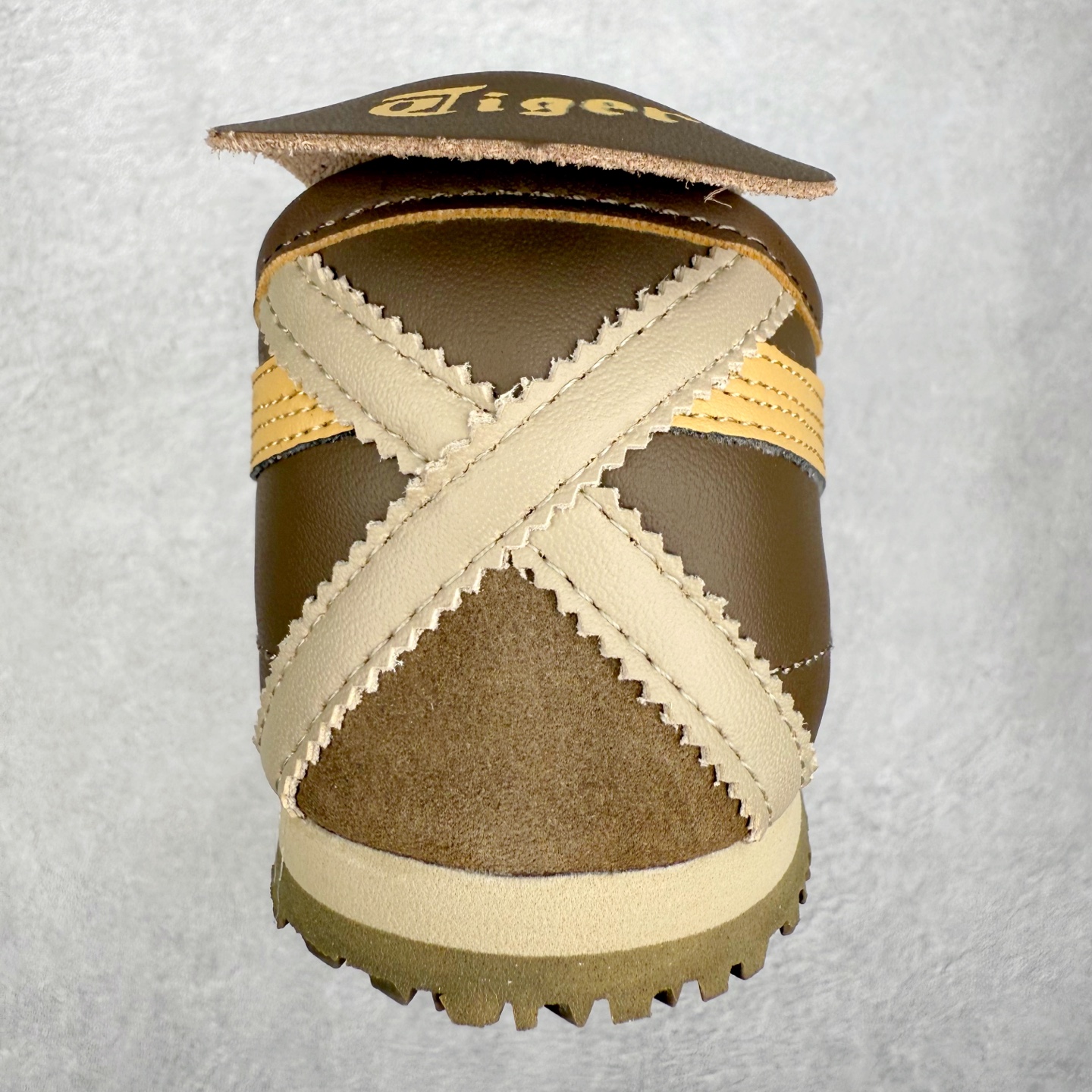 图片[8]-＃C版 Asics Onitsuka Tiger MEXICO 66 亚瑟士鬼冢虎复古经典板鞋 市场王者选手 海外订单工厂出品 长期生产补货永不断码 超成熟稳定的做工品控 原装全套纸板楦头开发 原汁原味 完美呈现版型 私模正确鞋底咬花纹路 一比一鞋头弧度高度鞋身弧度 绝不口嗨 细节品控鞋型随意秒杀市面 原档咬花纹路私模大底 一个单元有六个三角形 总体形拼接呈现花瓣状 官方四联吊牌 原装Ortholite轻量化鞋垫 原盒原配 质保卡 说明书 钢印防尘纸 纸板中底带钢印 乳胶组合鞋垫 支持全方位的对比专柜 产品从款式颜色造型上体现出追求舒适和细节的完美 鞋类更是推崇手工制作的严谨与完美 融舒适性与可穿性的设计风格 注重细节的完美和别致魅力 既保持稳重 又不失轻松的时尚感 尺码：36 37 37.5 38 39 39.5 40 40.5 41.5 42 42.5 43.5 44 45-选品中心