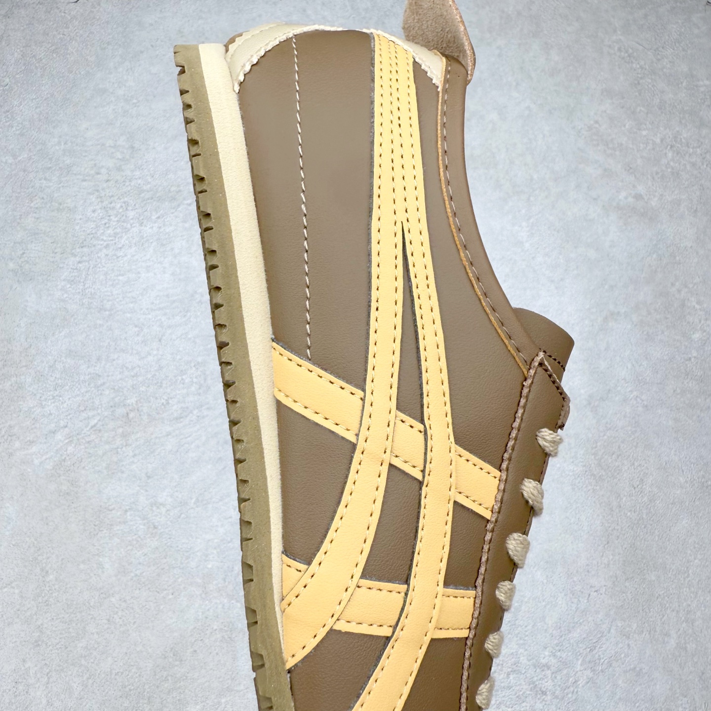 图片[6]-＃C版 Asics Onitsuka Tiger MEXICO 66 亚瑟士鬼冢虎复古经典板鞋 市场王者选手 海外订单工厂出品 长期生产补货永不断码 超成熟稳定的做工品控 原装全套纸板楦头开发 原汁原味 完美呈现版型 私模正确鞋底咬花纹路 一比一鞋头弧度高度鞋身弧度 绝不口嗨 细节品控鞋型随意秒杀市面 原档咬花纹路私模大底 一个单元有六个三角形 总体形拼接呈现花瓣状 官方四联吊牌 原装Ortholite轻量化鞋垫 原盒原配 质保卡 说明书 钢印防尘纸 纸板中底带钢印 乳胶组合鞋垫 支持全方位的对比专柜 产品从款式颜色造型上体现出追求舒适和细节的完美 鞋类更是推崇手工制作的严谨与完美 融舒适性与可穿性的设计风格 注重细节的完美和别致魅力 既保持稳重 又不失轻松的时尚感 尺码：36 37 37.5 38 39 39.5 40 40.5 41.5 42 42.5 43.5 44 45-选品中心