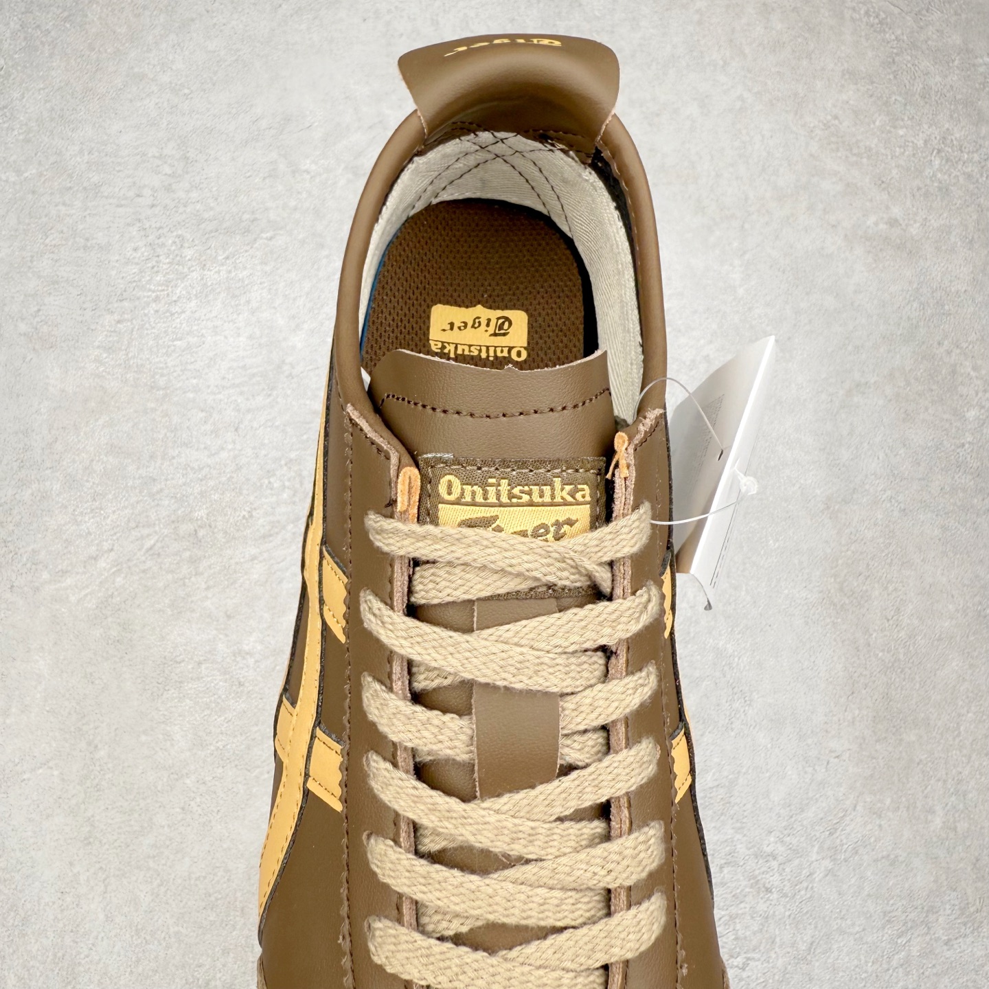 图片[5]-＃C版 Asics Onitsuka Tiger MEXICO 66 亚瑟士鬼冢虎复古经典板鞋 市场王者选手 海外订单工厂出品 长期生产补货永不断码 超成熟稳定的做工品控 原装全套纸板楦头开发 原汁原味 完美呈现版型 私模正确鞋底咬花纹路 一比一鞋头弧度高度鞋身弧度 绝不口嗨 细节品控鞋型随意秒杀市面 原档咬花纹路私模大底 一个单元有六个三角形 总体形拼接呈现花瓣状 官方四联吊牌 原装Ortholite轻量化鞋垫 原盒原配 质保卡 说明书 钢印防尘纸 纸板中底带钢印 乳胶组合鞋垫 支持全方位的对比专柜 产品从款式颜色造型上体现出追求舒适和细节的完美 鞋类更是推崇手工制作的严谨与完美 融舒适性与可穿性的设计风格 注重细节的完美和别致魅力 既保持稳重 又不失轻松的时尚感 尺码：36 37 37.5 38 39 39.5 40 40.5 41.5 42 42.5 43.5 44 45-选品中心