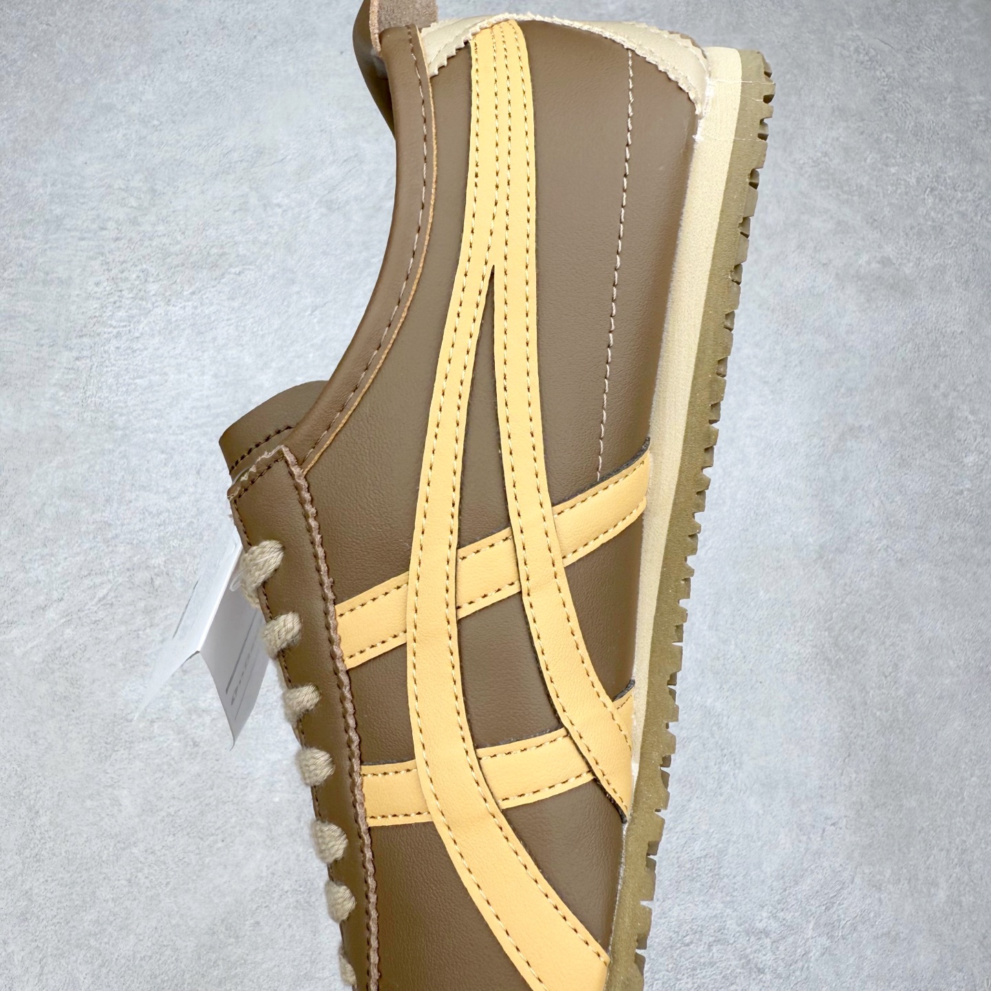 图片[7]-＃C版 Asics Onitsuka Tiger MEXICO 66 亚瑟士鬼冢虎复古经典板鞋 市场王者选手 海外订单工厂出品 长期生产补货永不断码 超成熟稳定的做工品控 原装全套纸板楦头开发 原汁原味 完美呈现版型 私模正确鞋底咬花纹路 一比一鞋头弧度高度鞋身弧度 绝不口嗨 细节品控鞋型随意秒杀市面 原档咬花纹路私模大底 一个单元有六个三角形 总体形拼接呈现花瓣状 官方四联吊牌 原装Ortholite轻量化鞋垫 原盒原配 质保卡 说明书 钢印防尘纸 纸板中底带钢印 乳胶组合鞋垫 支持全方位的对比专柜 产品从款式颜色造型上体现出追求舒适和细节的完美 鞋类更是推崇手工制作的严谨与完美 融舒适性与可穿性的设计风格 注重细节的完美和别致魅力 既保持稳重 又不失轻松的时尚感 尺码：36 37 37.5 38 39 39.5 40 40.5 41.5 42 42.5 43.5 44 45-选品中心