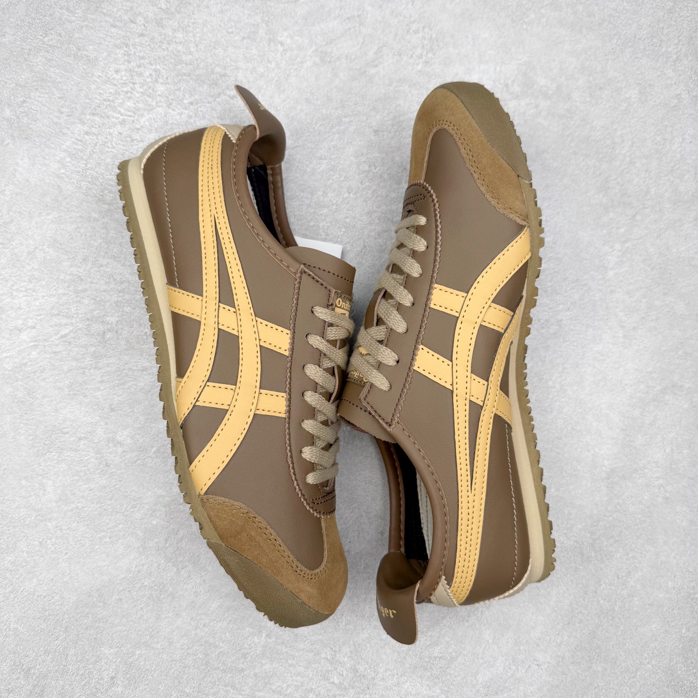 图片[3]-＃C版 Asics Onitsuka Tiger MEXICO 66 亚瑟士鬼冢虎复古经典板鞋 市场王者选手 海外订单工厂出品 长期生产补货永不断码 超成熟稳定的做工品控 原装全套纸板楦头开发 原汁原味 完美呈现版型 私模正确鞋底咬花纹路 一比一鞋头弧度高度鞋身弧度 绝不口嗨 细节品控鞋型随意秒杀市面 原档咬花纹路私模大底 一个单元有六个三角形 总体形拼接呈现花瓣状 官方四联吊牌 原装Ortholite轻量化鞋垫 原盒原配 质保卡 说明书 钢印防尘纸 纸板中底带钢印 乳胶组合鞋垫 支持全方位的对比专柜 产品从款式颜色造型上体现出追求舒适和细节的完美 鞋类更是推崇手工制作的严谨与完美 融舒适性与可穿性的设计风格 注重细节的完美和别致魅力 既保持稳重 又不失轻松的时尚感 尺码：36 37 37.5 38 39 39.5 40 40.5 41.5 42 42.5 43.5 44 45-选品中心