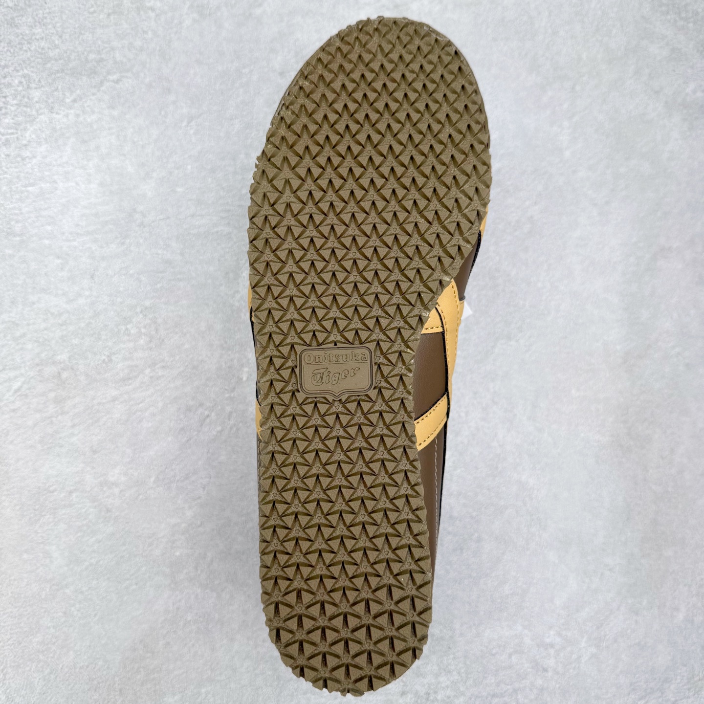 图片[9]-＃C版 Asics Onitsuka Tiger MEXICO 66 亚瑟士鬼冢虎复古经典板鞋 市场王者选手 海外订单工厂出品 长期生产补货永不断码 超成熟稳定的做工品控 原装全套纸板楦头开发 原汁原味 完美呈现版型 私模正确鞋底咬花纹路 一比一鞋头弧度高度鞋身弧度 绝不口嗨 细节品控鞋型随意秒杀市面 原档咬花纹路私模大底 一个单元有六个三角形 总体形拼接呈现花瓣状 官方四联吊牌 原装Ortholite轻量化鞋垫 原盒原配 质保卡 说明书 钢印防尘纸 纸板中底带钢印 乳胶组合鞋垫 支持全方位的对比专柜 产品从款式颜色造型上体现出追求舒适和细节的完美 鞋类更是推崇手工制作的严谨与完美 融舒适性与可穿性的设计风格 注重细节的完美和别致魅力 既保持稳重 又不失轻松的时尚感 尺码：36 37 37.5 38 39 39.5 40 40.5 41.5 42 42.5 43.5 44 45-选品中心