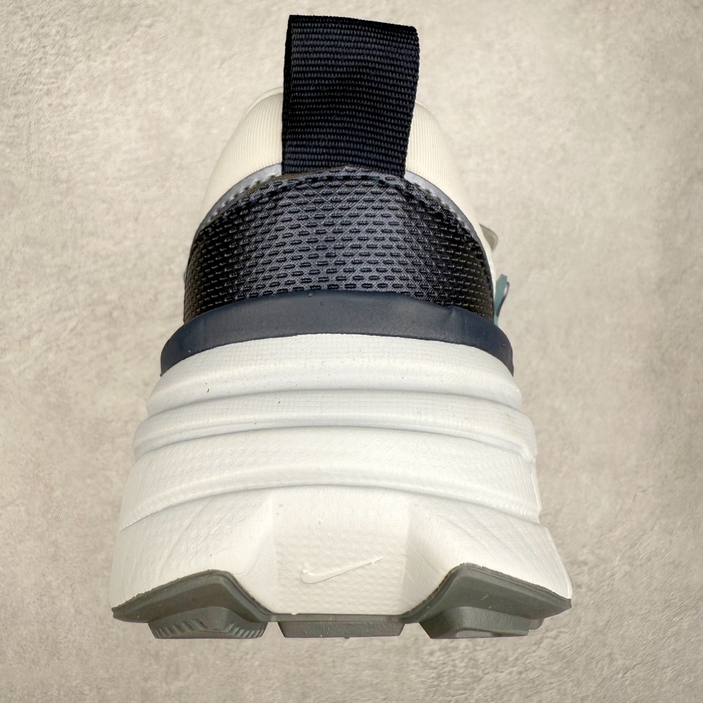 图片[8]-NK V2K Runtekk 减震防滑低帮 复古老爹鞋跑步鞋 HQ3484-121 鞋款被命名为 Runtekk 设计上借鉴了 2000 年的跑鞋风格 配色上以金属银为主调 简练又有复古运动气质 材质上使用大面积网眼、皮革、TPU 组成 支撑和透气性肯定不错 中底处由 Cushlon 泡绵打造 保证在压马路时可以提供优秀脚感 并通过一手做旧氧化效果突出复古感 中底造型很容易让大家联想到巴黎世家3XL 增高效果同样不能忽视 尺码：36 36.5 37.5 38 38.5 39 40 40.5 41 42 42.5 43 44 44.5 45-选品中心