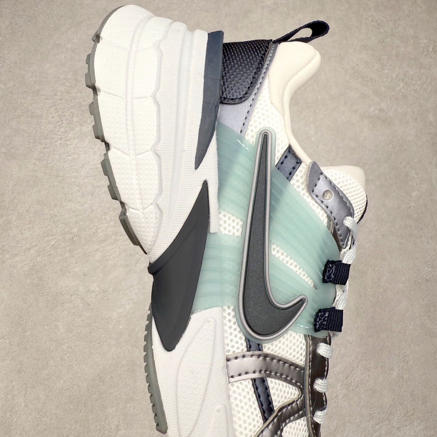 图片[6]-NK V2K Runtekk 减震防滑低帮 复古老爹鞋跑步鞋 HQ3484-121 鞋款被命名为 Runtekk 设计上借鉴了 2000 年的跑鞋风格 配色上以金属银为主调 简练又有复古运动气质 材质上使用大面积网眼、皮革、TPU 组成 支撑和透气性肯定不错 中底处由 Cushlon 泡绵打造 保证在压马路时可以提供优秀脚感 并通过一手做旧氧化效果突出复古感 中底造型很容易让大家联想到巴黎世家3XL 增高效果同样不能忽视 尺码：36 36.5 37.5 38 38.5 39 40 40.5 41 42 42.5 43 44 44.5 45-选品中心