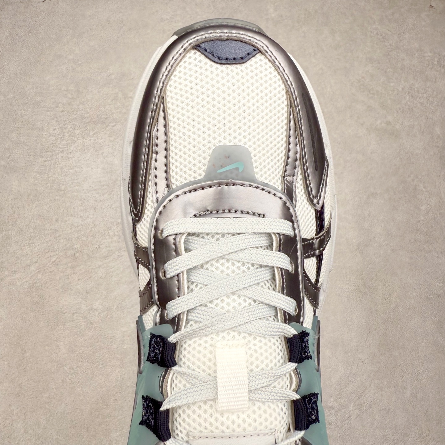 图片[4]-NK V2K Runtekk 减震防滑低帮 复古老爹鞋跑步鞋 HQ3484-121 鞋款被命名为 Runtekk 设计上借鉴了 2000 年的跑鞋风格 配色上以金属银为主调 简练又有复古运动气质 材质上使用大面积网眼、皮革、TPU 组成 支撑和透气性肯定不错 中底处由 Cushlon 泡绵打造 保证在压马路时可以提供优秀脚感 并通过一手做旧氧化效果突出复古感 中底造型很容易让大家联想到巴黎世家3XL 增高效果同样不能忽视 尺码：36 36.5 37.5 38 38.5 39 40 40.5 41 42 42.5 43 44 44.5 45-选品中心