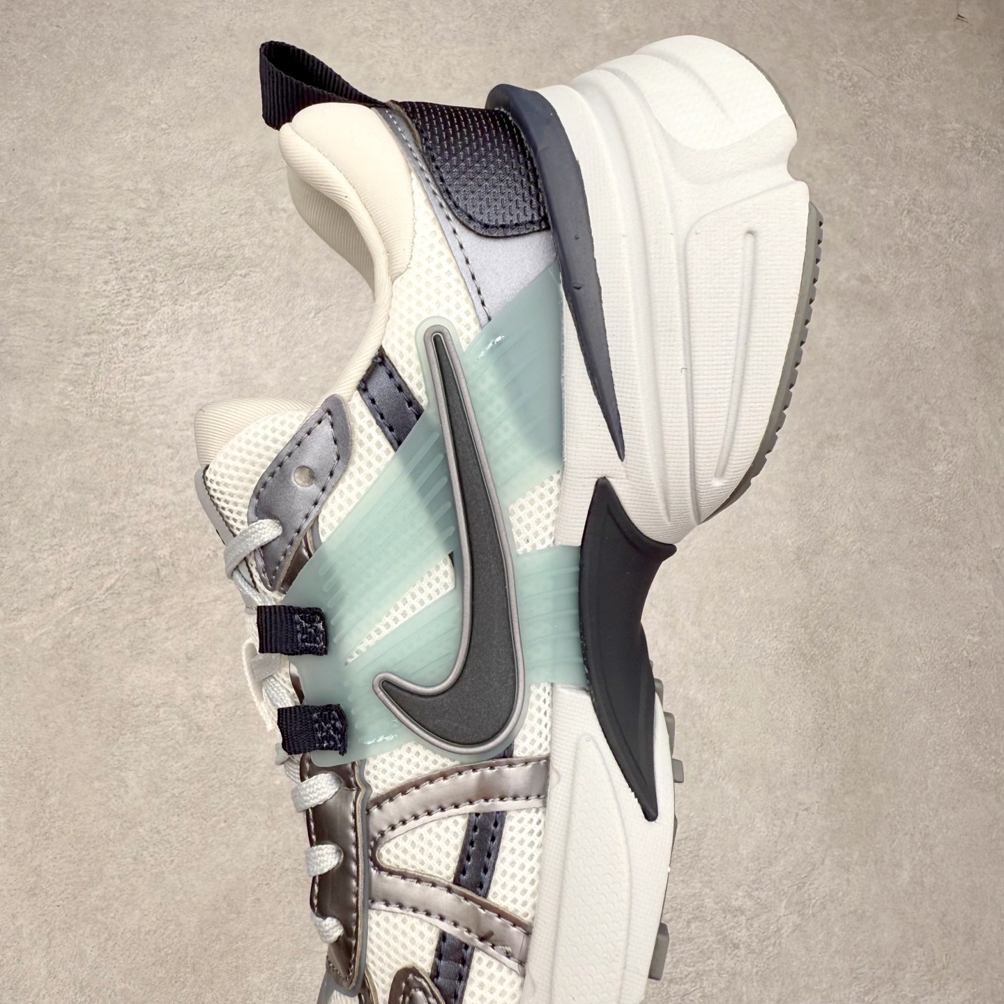 图片[7]-NK V2K Runtekk 减震防滑低帮 复古老爹鞋跑步鞋 HQ3484-121 鞋款被命名为 Runtekk 设计上借鉴了 2000 年的跑鞋风格 配色上以金属银为主调 简练又有复古运动气质 材质上使用大面积网眼、皮革、TPU 组成 支撑和透气性肯定不错 中底处由 Cushlon 泡绵打造 保证在压马路时可以提供优秀脚感 并通过一手做旧氧化效果突出复古感 中底造型很容易让大家联想到巴黎世家3XL 增高效果同样不能忽视 尺码：36 36.5 37.5 38 38.5 39 40 40.5 41 42 42.5 43 44 44.5 45-选品中心