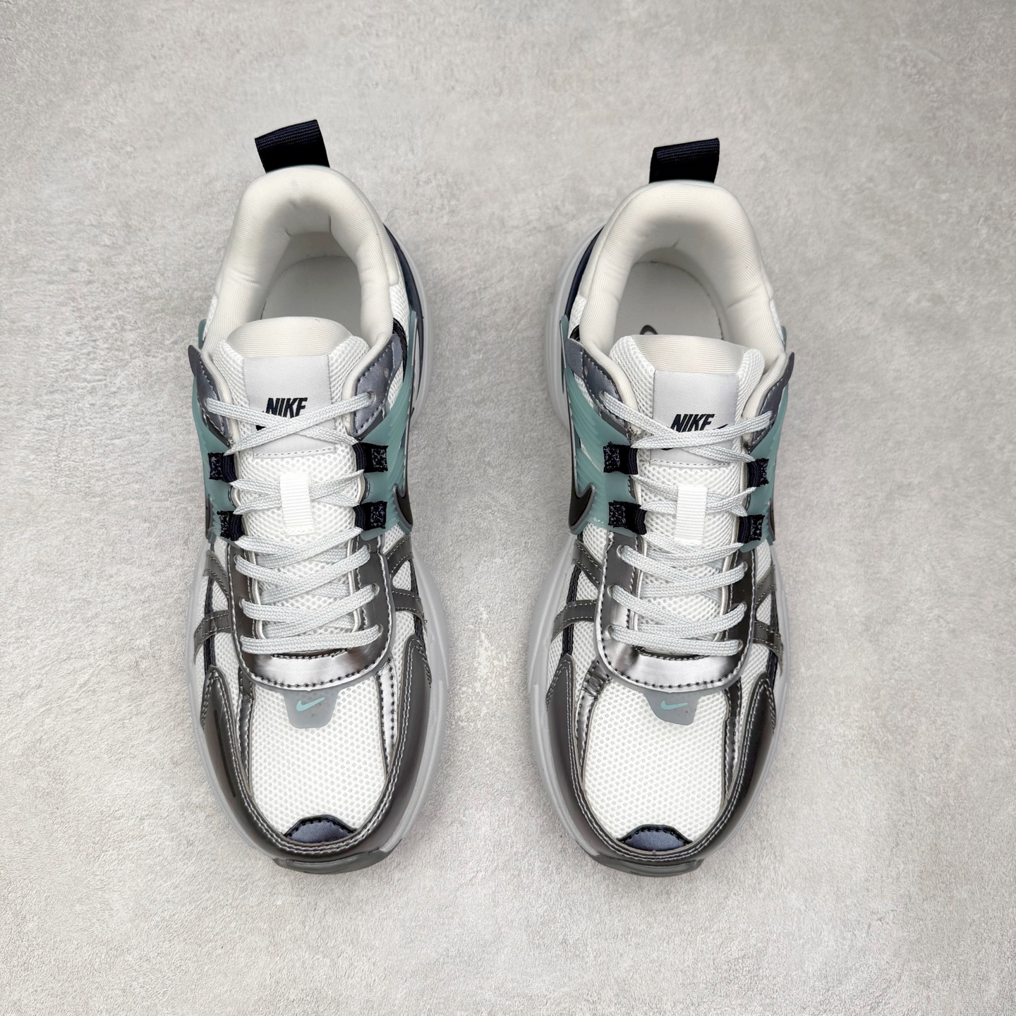 图片[2]-NK V2K Runtekk 减震防滑低帮 复古老爹鞋跑步鞋 HQ3484-121 鞋款被命名为 Runtekk 设计上借鉴了 2000 年的跑鞋风格 配色上以金属银为主调 简练又有复古运动气质 材质上使用大面积网眼、皮革、TPU 组成 支撑和透气性肯定不错 中底处由 Cushlon 泡绵打造 保证在压马路时可以提供优秀脚感 并通过一手做旧氧化效果突出复古感 中底造型很容易让大家联想到巴黎世家3XL 增高效果同样不能忽视 尺码：36 36.5 37.5 38 38.5 39 40 40.5 41 42 42.5 43 44 44.5 45-选品中心