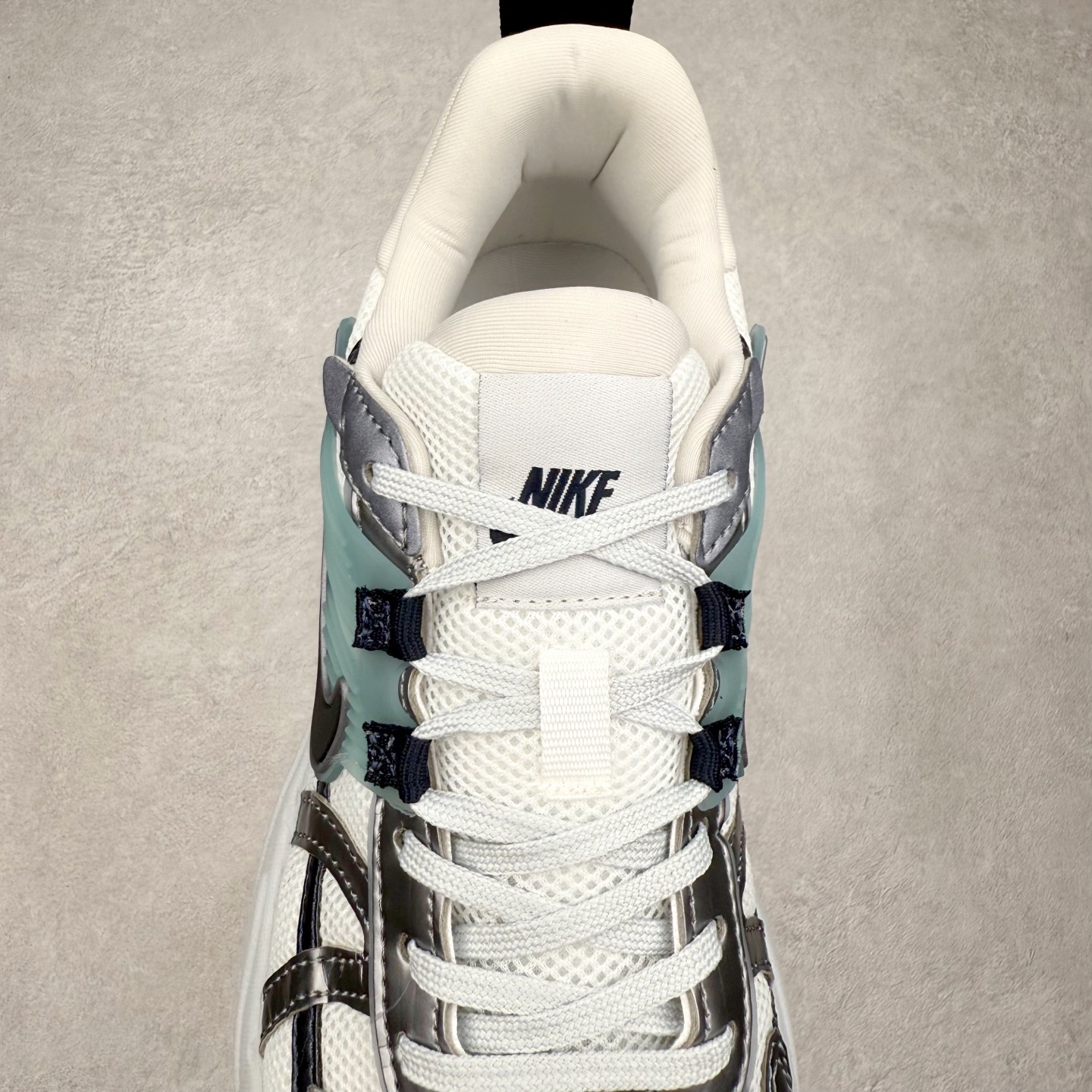 图片[5]-NK V2K Runtekk 减震防滑低帮 复古老爹鞋跑步鞋 HQ3484-121 鞋款被命名为 Runtekk 设计上借鉴了 2000 年的跑鞋风格 配色上以金属银为主调 简练又有复古运动气质 材质上使用大面积网眼、皮革、TPU 组成 支撑和透气性肯定不错 中底处由 Cushlon 泡绵打造 保证在压马路时可以提供优秀脚感 并通过一手做旧氧化效果突出复古感 中底造型很容易让大家联想到巴黎世家3XL 增高效果同样不能忽视 尺码：36 36.5 37.5 38 38.5 39 40 40.5 41 42 42.5 43 44 44.5 45-选品中心