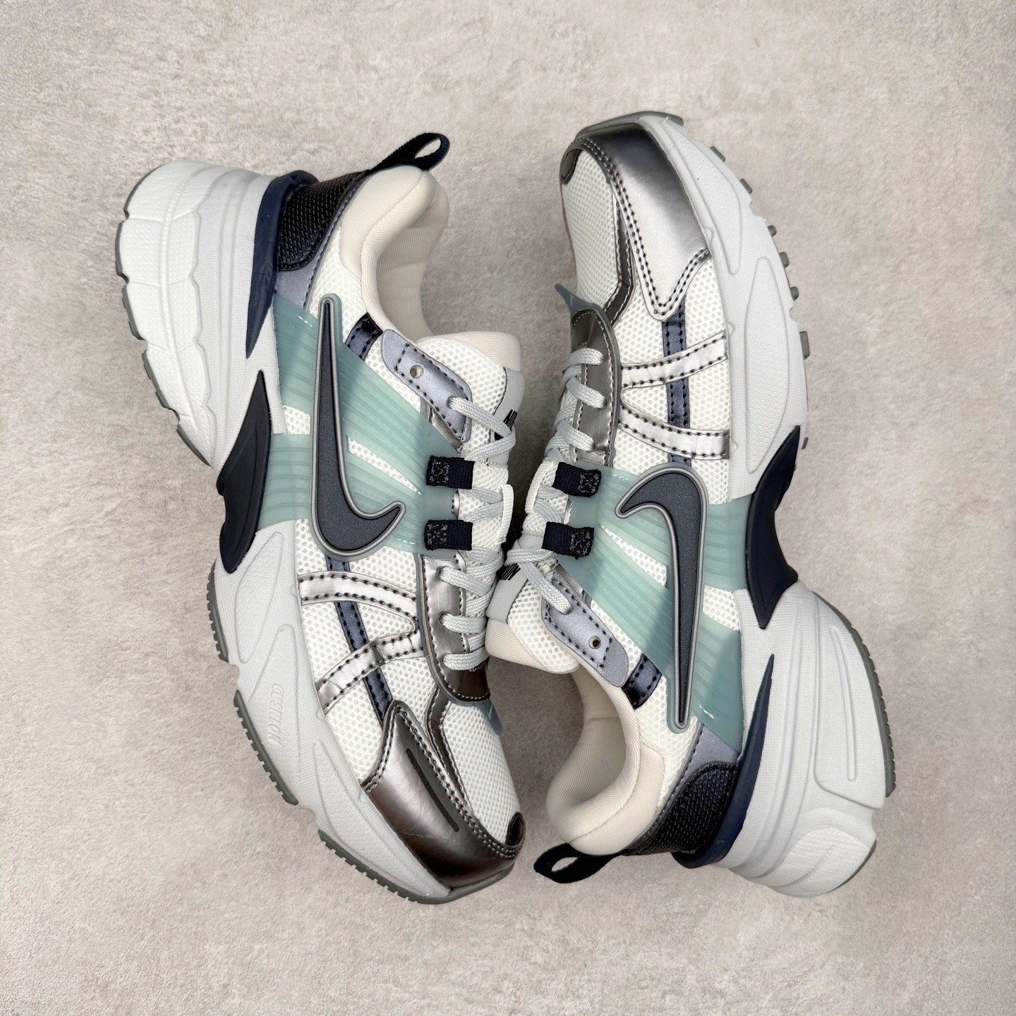 图片[3]-NK V2K Runtekk 减震防滑低帮 复古老爹鞋跑步鞋 HQ3484-121 鞋款被命名为 Runtekk 设计上借鉴了 2000 年的跑鞋风格 配色上以金属银为主调 简练又有复古运动气质 材质上使用大面积网眼、皮革、TPU 组成 支撑和透气性肯定不错 中底处由 Cushlon 泡绵打造 保证在压马路时可以提供优秀脚感 并通过一手做旧氧化效果突出复古感 中底造型很容易让大家联想到巴黎世家3XL 增高效果同样不能忽视 尺码：36 36.5 37.5 38 38.5 39 40 40.5 41 42 42.5 43 44 44.5 45-选品中心