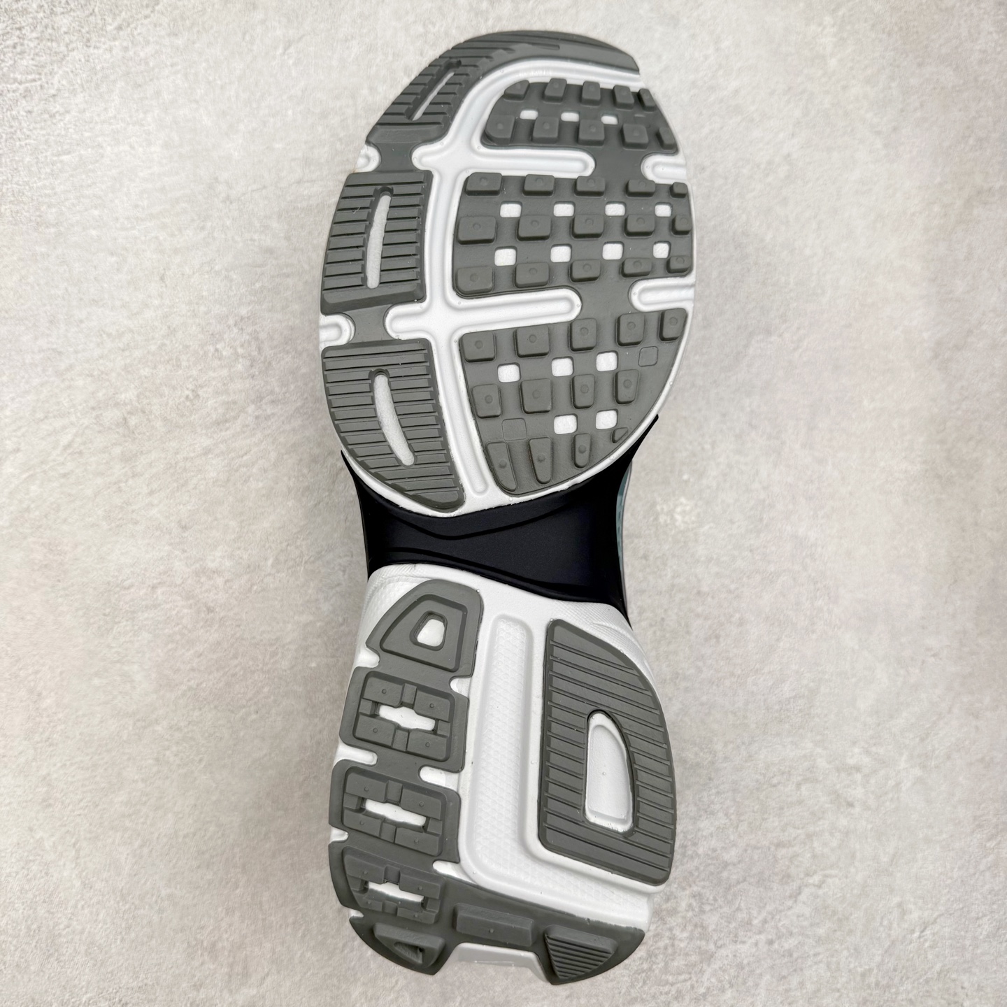 图片[9]-NK V2K Runtekk 减震防滑低帮 复古老爹鞋跑步鞋 HQ3484-121 鞋款被命名为 Runtekk 设计上借鉴了 2000 年的跑鞋风格 配色上以金属银为主调 简练又有复古运动气质 材质上使用大面积网眼、皮革、TPU 组成 支撑和透气性肯定不错 中底处由 Cushlon 泡绵打造 保证在压马路时可以提供优秀脚感 并通过一手做旧氧化效果突出复古感 中底造型很容易让大家联想到巴黎世家3XL 增高效果同样不能忽视 尺码：36 36.5 37.5 38 38.5 39 40 40.5 41 42 42.5 43 44 44.5 45-选品中心