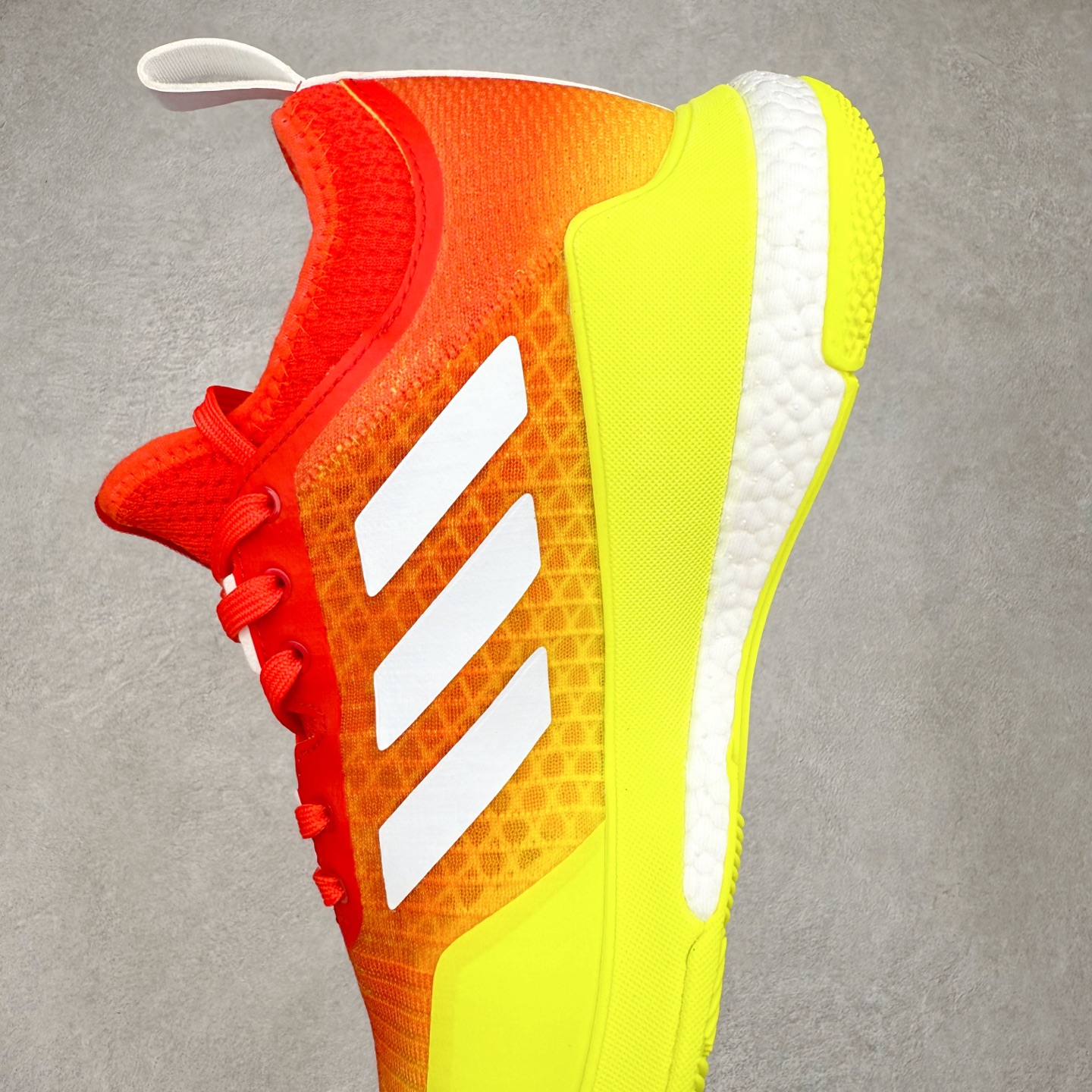 图片[7]-AD Crazyflight Mid 减震防滑中帮训练鞋 男女同款 H04964 借助Crazyflight,您可以在球场上获得所需的支撑性贴合性，灵敏的缓冲性和透气舒适性。弹力网眼鞋面透气，可保持凉爽。TPU纱线中足护具可保持轻巧的感觉和透气性，同时提供横向稳定性。蕾丝封扣带来舒适款式。鞋跟中的绒面革衬里感觉舒适且光滑。BOOST技术可提供灵敏，缓冲的感觉，吸收震动并保持飞行。模压鞋垫可提供额外缓冲。耐用的橡胶外底可在所有方向提供牵引力和耐用性。实拍调校N版已经零色差零失真 百分百还原实物色彩所见即所得 不存在货不对板色差等低级问题 选购参考实物拍摄 不混卖不参货 只用心做好货严格选品 承诺混一赔十 尺码：36 36.5 37.5 38 38.5 39 40 40.5 41 42 42.5 43 44 44.5 45 46-选品中心