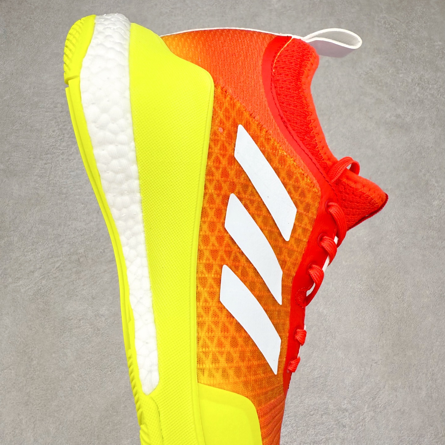 图片[6]-AD Crazyflight Mid 减震防滑中帮训练鞋 男女同款 H04964 借助Crazyflight,您可以在球场上获得所需的支撑性贴合性，灵敏的缓冲性和透气舒适性。弹力网眼鞋面透气，可保持凉爽。TPU纱线中足护具可保持轻巧的感觉和透气性，同时提供横向稳定性。蕾丝封扣带来舒适款式。鞋跟中的绒面革衬里感觉舒适且光滑。BOOST技术可提供灵敏，缓冲的感觉，吸收震动并保持飞行。模压鞋垫可提供额外缓冲。耐用的橡胶外底可在所有方向提供牵引力和耐用性。实拍调校N版已经零色差零失真 百分百还原实物色彩所见即所得 不存在货不对板色差等低级问题 选购参考实物拍摄 不混卖不参货 只用心做好货严格选品 承诺混一赔十 尺码：36 36.5 37.5 38 38.5 39 40 40.5 41 42 42.5 43 44 44.5 45 46-选品中心