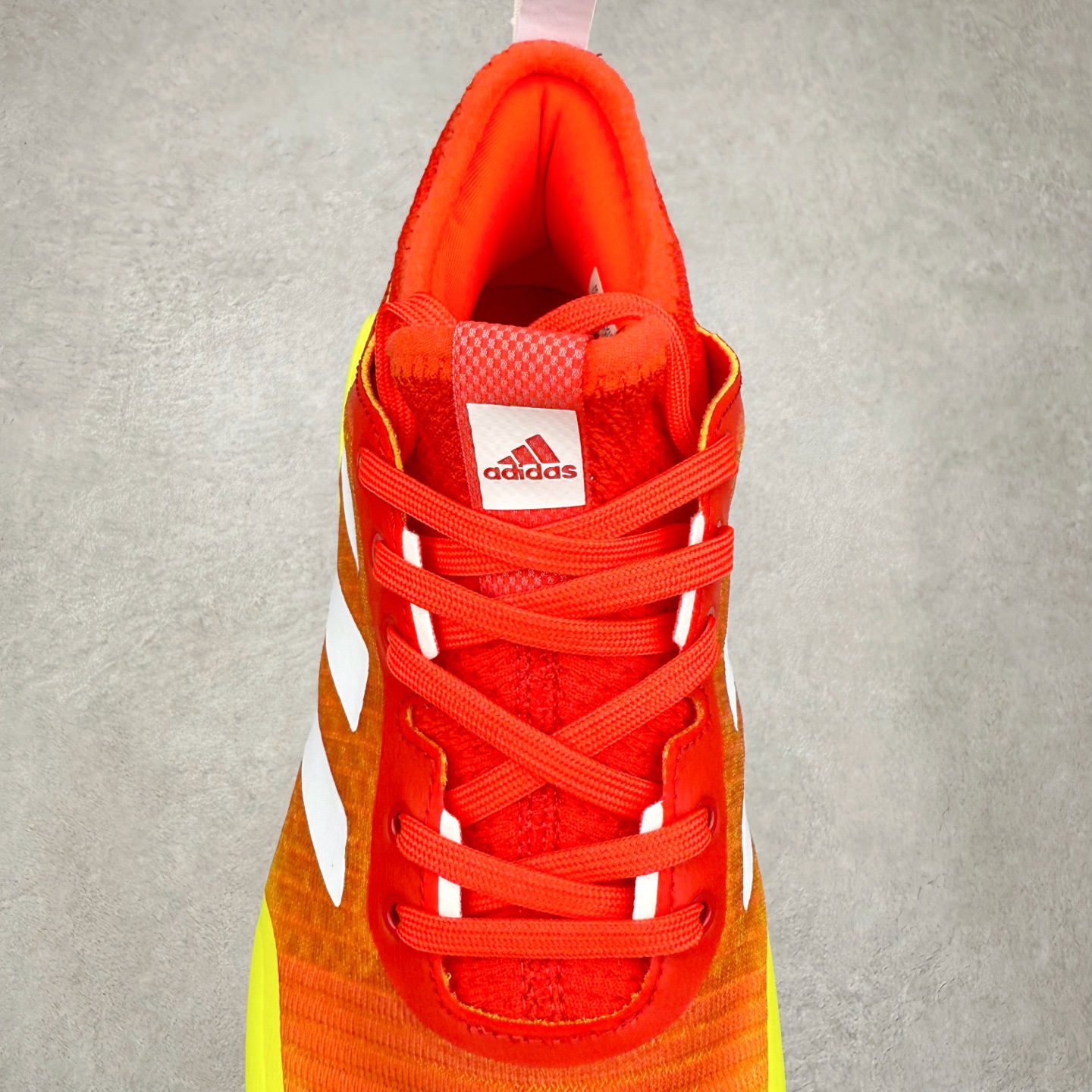 图片[5]-AD Crazyflight Mid 减震防滑中帮训练鞋 男女同款 H04964 借助Crazyflight,您可以在球场上获得所需的支撑性贴合性，灵敏的缓冲性和透气舒适性。弹力网眼鞋面透气，可保持凉爽。TPU纱线中足护具可保持轻巧的感觉和透气性，同时提供横向稳定性。蕾丝封扣带来舒适款式。鞋跟中的绒面革衬里感觉舒适且光滑。BOOST技术可提供灵敏，缓冲的感觉，吸收震动并保持飞行。模压鞋垫可提供额外缓冲。耐用的橡胶外底可在所有方向提供牵引力和耐用性。实拍调校N版已经零色差零失真 百分百还原实物色彩所见即所得 不存在货不对板色差等低级问题 选购参考实物拍摄 不混卖不参货 只用心做好货严格选品 承诺混一赔十 尺码：36 36.5 37.5 38 38.5 39 40 40.5 41 42 42.5 43 44 44.5 45 46-选品中心