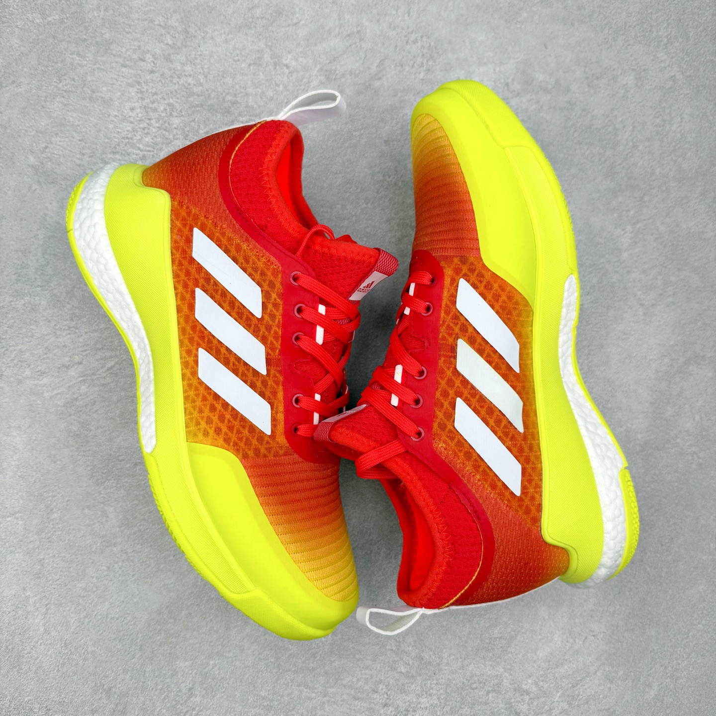 图片[3]-AD Crazyflight Mid 减震防滑中帮训练鞋 男女同款 H04964 借助Crazyflight,您可以在球场上获得所需的支撑性贴合性，灵敏的缓冲性和透气舒适性。弹力网眼鞋面透气，可保持凉爽。TPU纱线中足护具可保持轻巧的感觉和透气性，同时提供横向稳定性。蕾丝封扣带来舒适款式。鞋跟中的绒面革衬里感觉舒适且光滑。BOOST技术可提供灵敏，缓冲的感觉，吸收震动并保持飞行。模压鞋垫可提供额外缓冲。耐用的橡胶外底可在所有方向提供牵引力和耐用性。实拍调校N版已经零色差零失真 百分百还原实物色彩所见即所得 不存在货不对板色差等低级问题 选购参考实物拍摄 不混卖不参货 只用心做好货严格选品 承诺混一赔十 尺码：36 36.5 37.5 38 38.5 39 40 40.5 41 42 42.5 43 44 44.5 45 46-选品中心