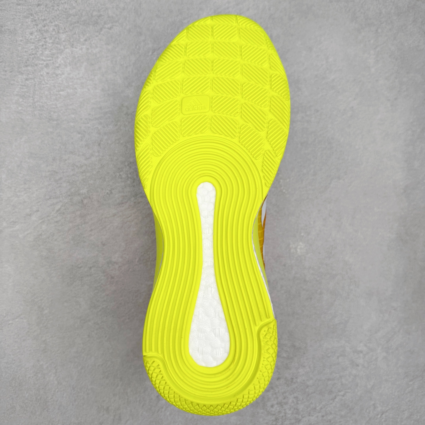 图片[9]-AD Crazyflight Mid 减震防滑中帮训练鞋 男女同款 H04964 借助Crazyflight,您可以在球场上获得所需的支撑性贴合性，灵敏的缓冲性和透气舒适性。弹力网眼鞋面透气，可保持凉爽。TPU纱线中足护具可保持轻巧的感觉和透气性，同时提供横向稳定性。蕾丝封扣带来舒适款式。鞋跟中的绒面革衬里感觉舒适且光滑。BOOST技术可提供灵敏，缓冲的感觉，吸收震动并保持飞行。模压鞋垫可提供额外缓冲。耐用的橡胶外底可在所有方向提供牵引力和耐用性。实拍调校N版已经零色差零失真 百分百还原实物色彩所见即所得 不存在货不对板色差等低级问题 选购参考实物拍摄 不混卖不参货 只用心做好货严格选品 承诺混一赔十 尺码：36 36.5 37.5 38 38.5 39 40 40.5 41 42 42.5 43 44 44.5 45 46-选品中心