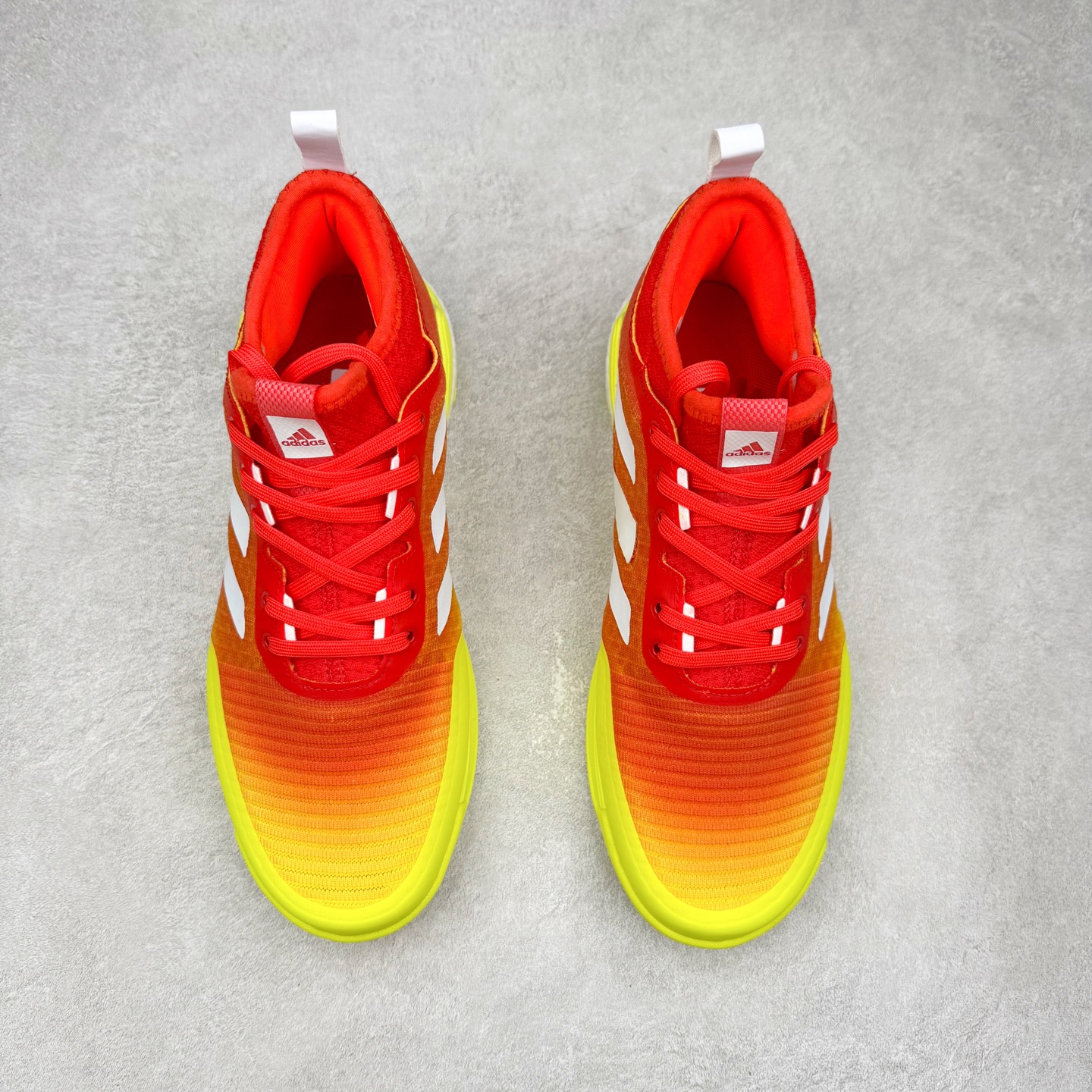 图片[2]-AD Crazyflight Mid 减震防滑中帮训练鞋 男女同款 H04964 借助Crazyflight,您可以在球场上获得所需的支撑性贴合性，灵敏的缓冲性和透气舒适性。弹力网眼鞋面透气，可保持凉爽。TPU纱线中足护具可保持轻巧的感觉和透气性，同时提供横向稳定性。蕾丝封扣带来舒适款式。鞋跟中的绒面革衬里感觉舒适且光滑。BOOST技术可提供灵敏，缓冲的感觉，吸收震动并保持飞行。模压鞋垫可提供额外缓冲。耐用的橡胶外底可在所有方向提供牵引力和耐用性。实拍调校N版已经零色差零失真 百分百还原实物色彩所见即所得 不存在货不对板色差等低级问题 选购参考实物拍摄 不混卖不参货 只用心做好货严格选品 承诺混一赔十 尺码：36 36.5 37.5 38 38.5 39 40 40.5 41 42 42.5 43 44 44.5 45 46-选品中心