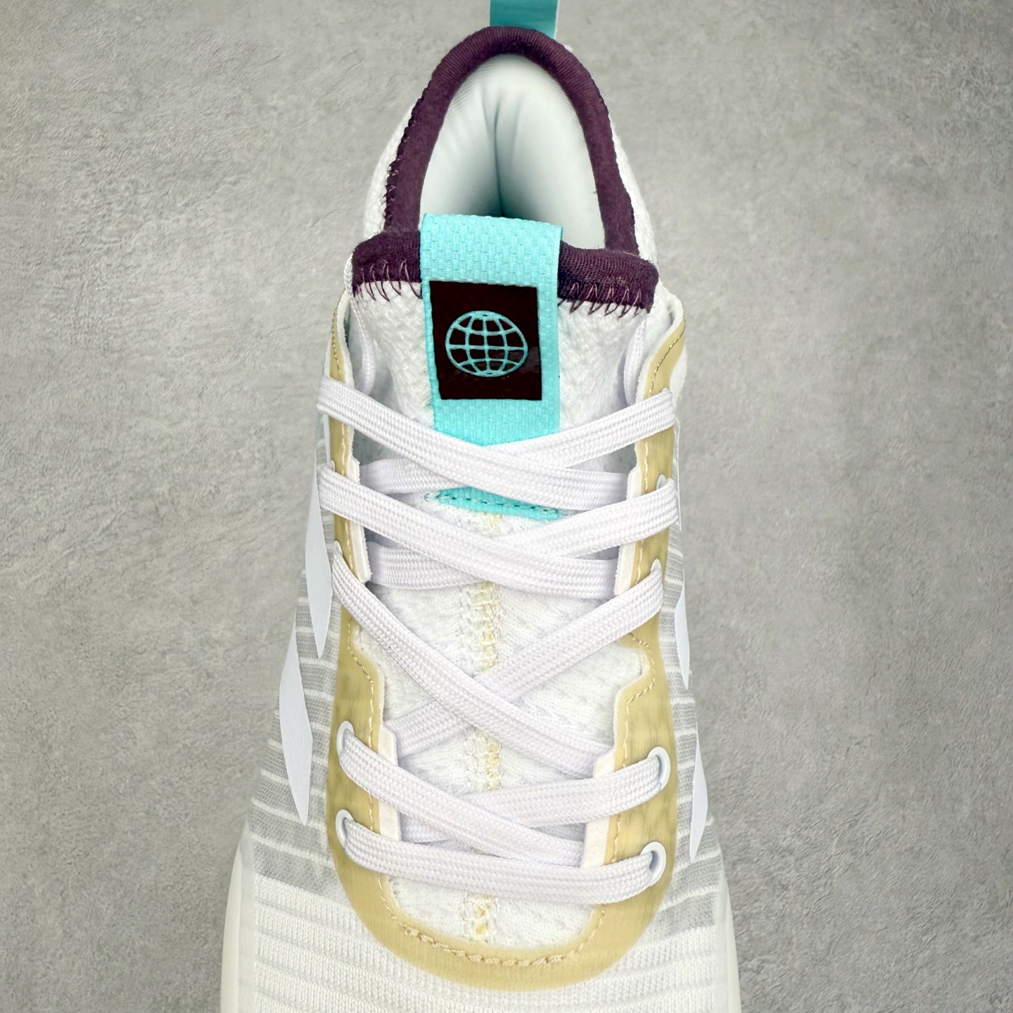 图片[5]-AD Crazyflight Mid 减震防滑中帮训练鞋 男女同款 GX1258 借助Crazyflight,您可以在球场上获得所需的支撑性贴合性，灵敏的缓冲性和透气舒适性。弹力网眼鞋面透气，可保持凉爽。TPU纱线中足护具可保持轻巧的感觉和透气性，同时提供横向稳定性。蕾丝封扣带来舒适款式。鞋跟中的绒面革衬里感觉舒适且光滑。BOOST技术可提供灵敏，缓冲的感觉，吸收震动并保持飞行。模压鞋垫可提供额外缓冲。耐用的橡胶外底可在所有方向提供牵引力和耐用性。实拍调校N版已经零色差零失真 百分百还原实物色彩所见即所得 不存在货不对板色差等低级问题 选购参考实物拍摄 不混卖不参货 只用心做好货严格选品 承诺混一赔十 尺码：36 36.5 37.5 38 38.5 39 40 40.5 41 42 42.5 43 44 44.5 45 46-选品中心