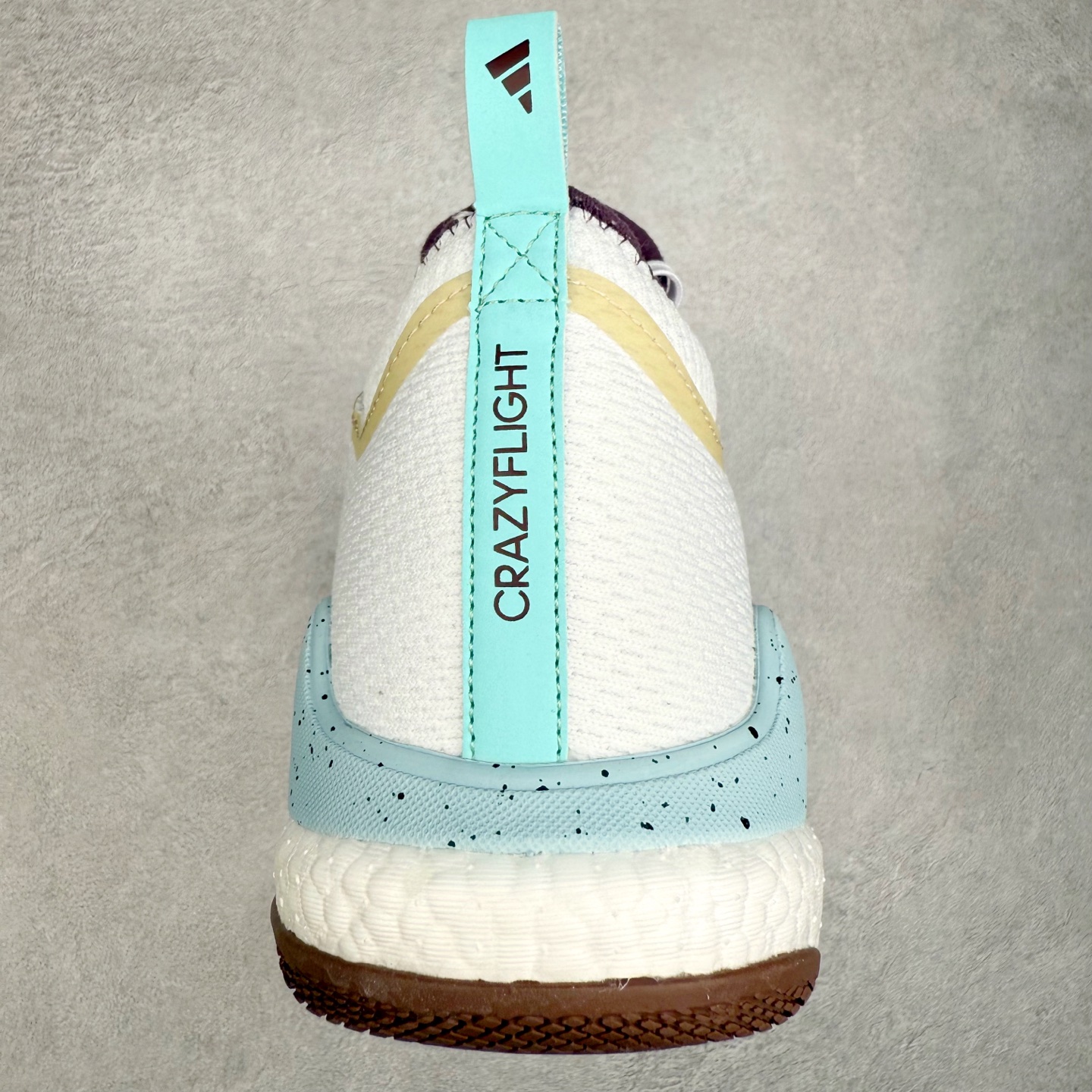 图片[8]-AD Crazyflight Mid 减震防滑中帮训练鞋 男女同款 GX1258 借助Crazyflight,您可以在球场上获得所需的支撑性贴合性，灵敏的缓冲性和透气舒适性。弹力网眼鞋面透气，可保持凉爽。TPU纱线中足护具可保持轻巧的感觉和透气性，同时提供横向稳定性。蕾丝封扣带来舒适款式。鞋跟中的绒面革衬里感觉舒适且光滑。BOOST技术可提供灵敏，缓冲的感觉，吸收震动并保持飞行。模压鞋垫可提供额外缓冲。耐用的橡胶外底可在所有方向提供牵引力和耐用性。实拍调校N版已经零色差零失真 百分百还原实物色彩所见即所得 不存在货不对板色差等低级问题 选购参考实物拍摄 不混卖不参货 只用心做好货严格选品 承诺混一赔十 尺码：36 36.5 37.5 38 38.5 39 40 40.5 41 42 42.5 43 44 44.5 45 46-选品中心