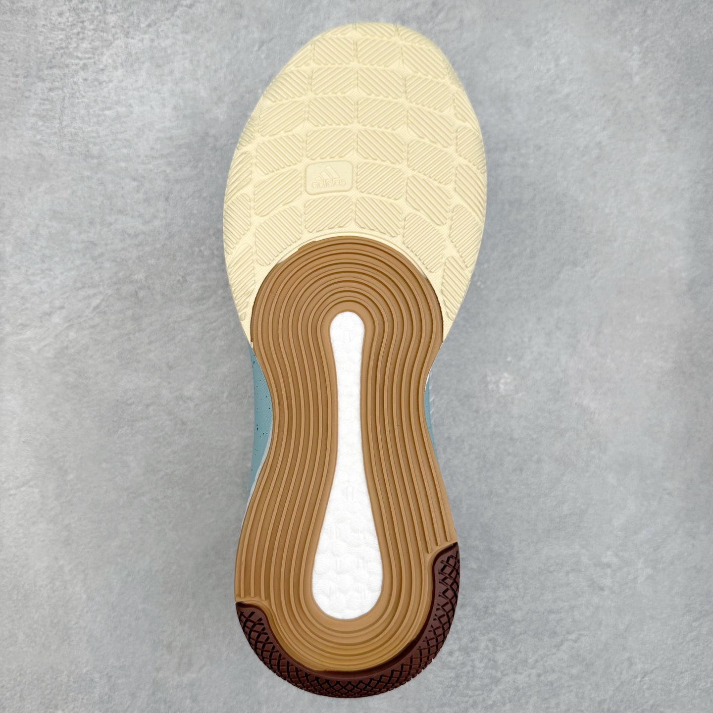 图片[9]-AD Crazyflight Mid 减震防滑中帮训练鞋 男女同款 GX1258 借助Crazyflight,您可以在球场上获得所需的支撑性贴合性，灵敏的缓冲性和透气舒适性。弹力网眼鞋面透气，可保持凉爽。TPU纱线中足护具可保持轻巧的感觉和透气性，同时提供横向稳定性。蕾丝封扣带来舒适款式。鞋跟中的绒面革衬里感觉舒适且光滑。BOOST技术可提供灵敏，缓冲的感觉，吸收震动并保持飞行。模压鞋垫可提供额外缓冲。耐用的橡胶外底可在所有方向提供牵引力和耐用性。实拍调校N版已经零色差零失真 百分百还原实物色彩所见即所得 不存在货不对板色差等低级问题 选购参考实物拍摄 不混卖不参货 只用心做好货严格选品 承诺混一赔十 尺码：36 36.5 37.5 38 38.5 39 40 40.5 41 42 42.5 43 44 44.5 45 46-选品中心