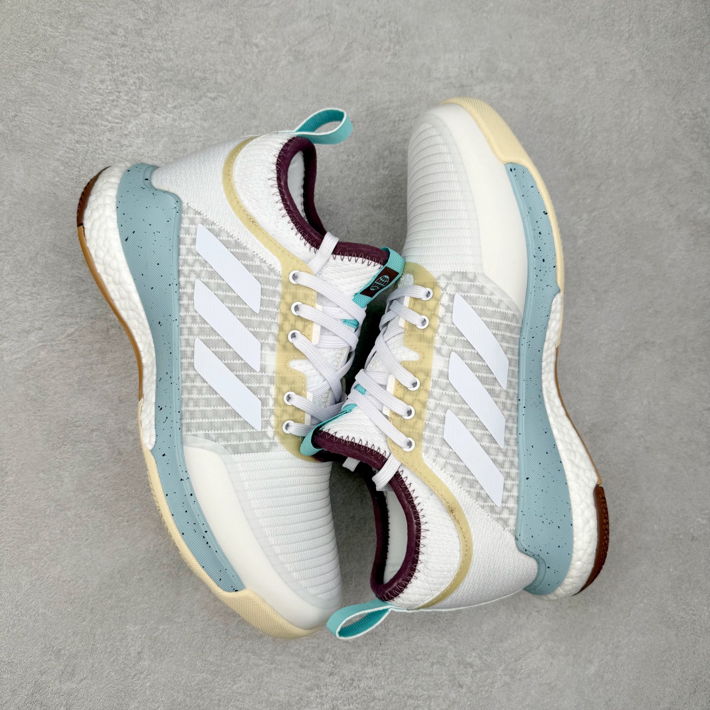 图片[3]-AD Crazyflight Mid 减震防滑中帮训练鞋 男女同款 GX1258 借助Crazyflight,您可以在球场上获得所需的支撑性贴合性，灵敏的缓冲性和透气舒适性。弹力网眼鞋面透气，可保持凉爽。TPU纱线中足护具可保持轻巧的感觉和透气性，同时提供横向稳定性。蕾丝封扣带来舒适款式。鞋跟中的绒面革衬里感觉舒适且光滑。BOOST技术可提供灵敏，缓冲的感觉，吸收震动并保持飞行。模压鞋垫可提供额外缓冲。耐用的橡胶外底可在所有方向提供牵引力和耐用性。实拍调校N版已经零色差零失真 百分百还原实物色彩所见即所得 不存在货不对板色差等低级问题 选购参考实物拍摄 不混卖不参货 只用心做好货严格选品 承诺混一赔十 尺码：36 36.5 37.5 38 38.5 39 40 40.5 41 42 42.5 43 44 44.5 45 46-选品中心