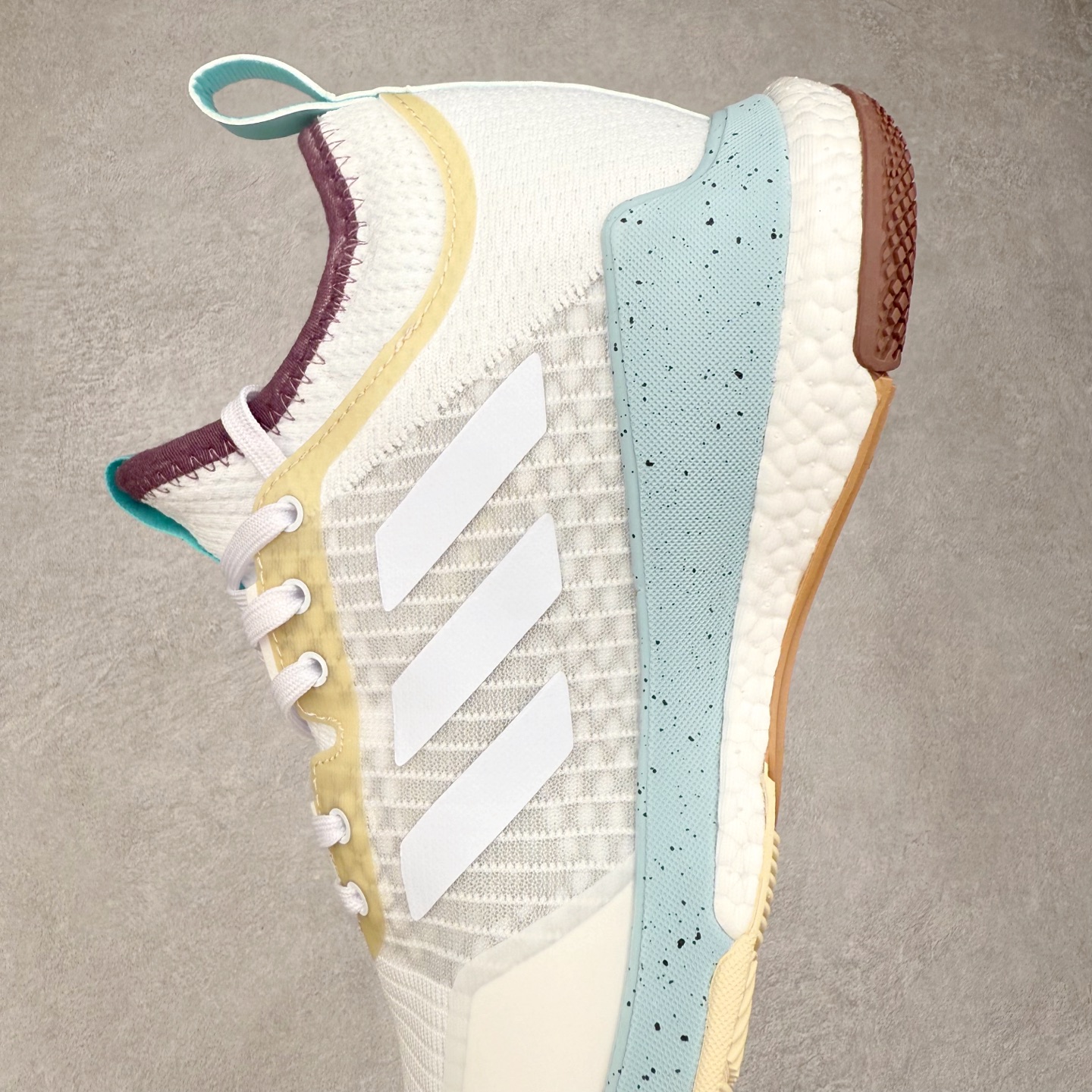 图片[7]-AD Crazyflight Mid 减震防滑中帮训练鞋 男女同款 GX1258 借助Crazyflight,您可以在球场上获得所需的支撑性贴合性，灵敏的缓冲性和透气舒适性。弹力网眼鞋面透气，可保持凉爽。TPU纱线中足护具可保持轻巧的感觉和透气性，同时提供横向稳定性。蕾丝封扣带来舒适款式。鞋跟中的绒面革衬里感觉舒适且光滑。BOOST技术可提供灵敏，缓冲的感觉，吸收震动并保持飞行。模压鞋垫可提供额外缓冲。耐用的橡胶外底可在所有方向提供牵引力和耐用性。实拍调校N版已经零色差零失真 百分百还原实物色彩所见即所得 不存在货不对板色差等低级问题 选购参考实物拍摄 不混卖不参货 只用心做好货严格选品 承诺混一赔十 尺码：36 36.5 37.5 38 38.5 39 40 40.5 41 42 42.5 43 44 44.5 45 46-选品中心