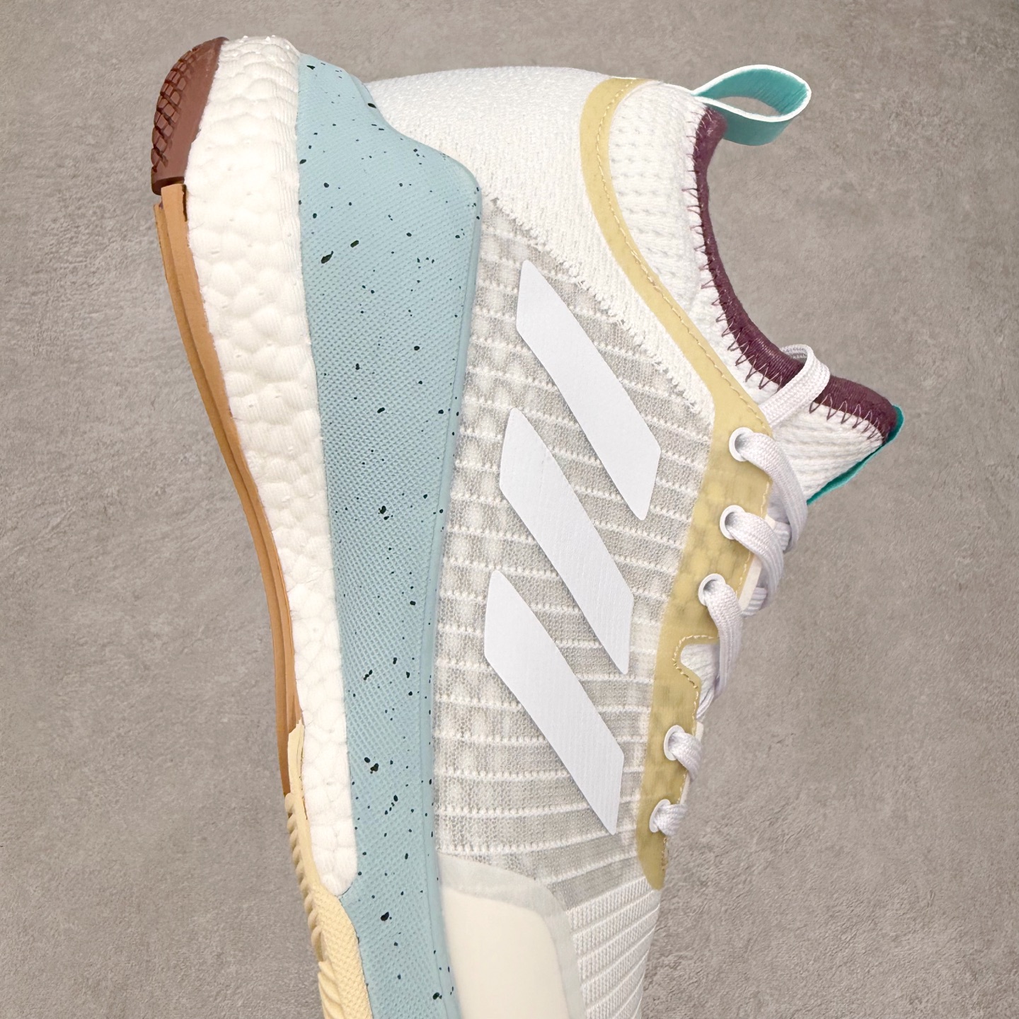 图片[6]-AD Crazyflight Mid 减震防滑中帮训练鞋 男女同款 GX1258 借助Crazyflight,您可以在球场上获得所需的支撑性贴合性，灵敏的缓冲性和透气舒适性。弹力网眼鞋面透气，可保持凉爽。TPU纱线中足护具可保持轻巧的感觉和透气性，同时提供横向稳定性。蕾丝封扣带来舒适款式。鞋跟中的绒面革衬里感觉舒适且光滑。BOOST技术可提供灵敏，缓冲的感觉，吸收震动并保持飞行。模压鞋垫可提供额外缓冲。耐用的橡胶外底可在所有方向提供牵引力和耐用性。实拍调校N版已经零色差零失真 百分百还原实物色彩所见即所得 不存在货不对板色差等低级问题 选购参考实物拍摄 不混卖不参货 只用心做好货严格选品 承诺混一赔十 尺码：36 36.5 37.5 38 38.5 39 40 40.5 41 42 42.5 43 44 44.5 45 46-选品中心