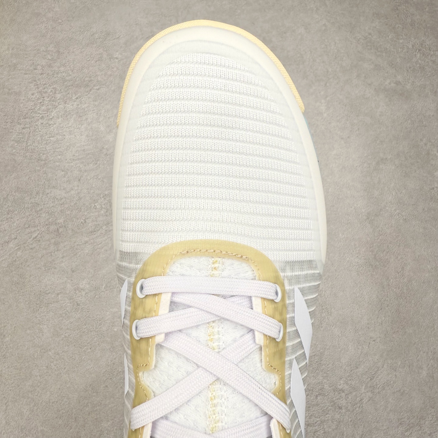 图片[4]-AD Crazyflight Mid 减震防滑中帮训练鞋 男女同款 GX1258 借助Crazyflight,您可以在球场上获得所需的支撑性贴合性，灵敏的缓冲性和透气舒适性。弹力网眼鞋面透气，可保持凉爽。TPU纱线中足护具可保持轻巧的感觉和透气性，同时提供横向稳定性。蕾丝封扣带来舒适款式。鞋跟中的绒面革衬里感觉舒适且光滑。BOOST技术可提供灵敏，缓冲的感觉，吸收震动并保持飞行。模压鞋垫可提供额外缓冲。耐用的橡胶外底可在所有方向提供牵引力和耐用性。实拍调校N版已经零色差零失真 百分百还原实物色彩所见即所得 不存在货不对板色差等低级问题 选购参考实物拍摄 不混卖不参货 只用心做好货严格选品 承诺混一赔十 尺码：36 36.5 37.5 38 38.5 39 40 40.5 41 42 42.5 43 44 44.5 45 46-选品中心