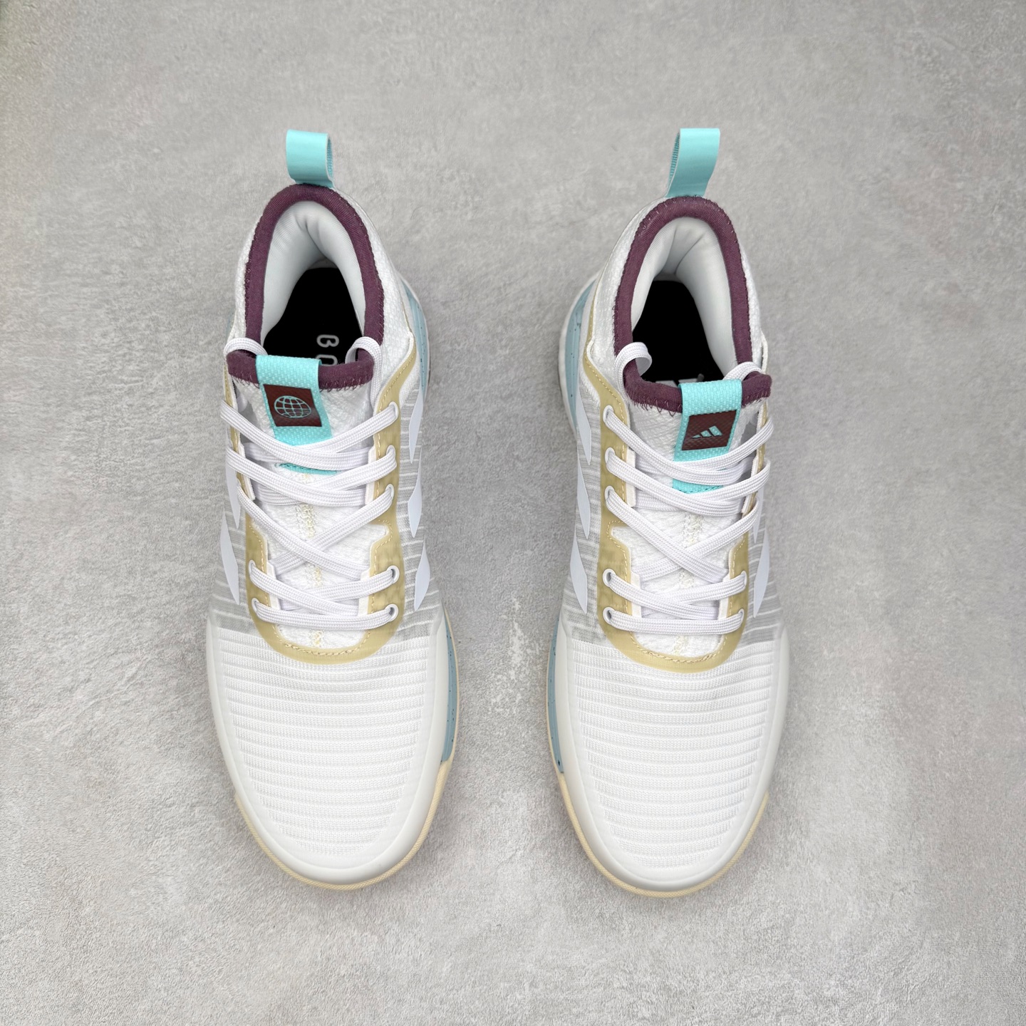 图片[2]-AD Crazyflight Mid 减震防滑中帮训练鞋 男女同款 GX1258 借助Crazyflight,您可以在球场上获得所需的支撑性贴合性，灵敏的缓冲性和透气舒适性。弹力网眼鞋面透气，可保持凉爽。TPU纱线中足护具可保持轻巧的感觉和透气性，同时提供横向稳定性。蕾丝封扣带来舒适款式。鞋跟中的绒面革衬里感觉舒适且光滑。BOOST技术可提供灵敏，缓冲的感觉，吸收震动并保持飞行。模压鞋垫可提供额外缓冲。耐用的橡胶外底可在所有方向提供牵引力和耐用性。实拍调校N版已经零色差零失真 百分百还原实物色彩所见即所得 不存在货不对板色差等低级问题 选购参考实物拍摄 不混卖不参货 只用心做好货严格选品 承诺混一赔十 尺码：36 36.5 37.5 38 38.5 39 40 40.5 41 42 42.5 43 44 44.5 45 46-选品中心