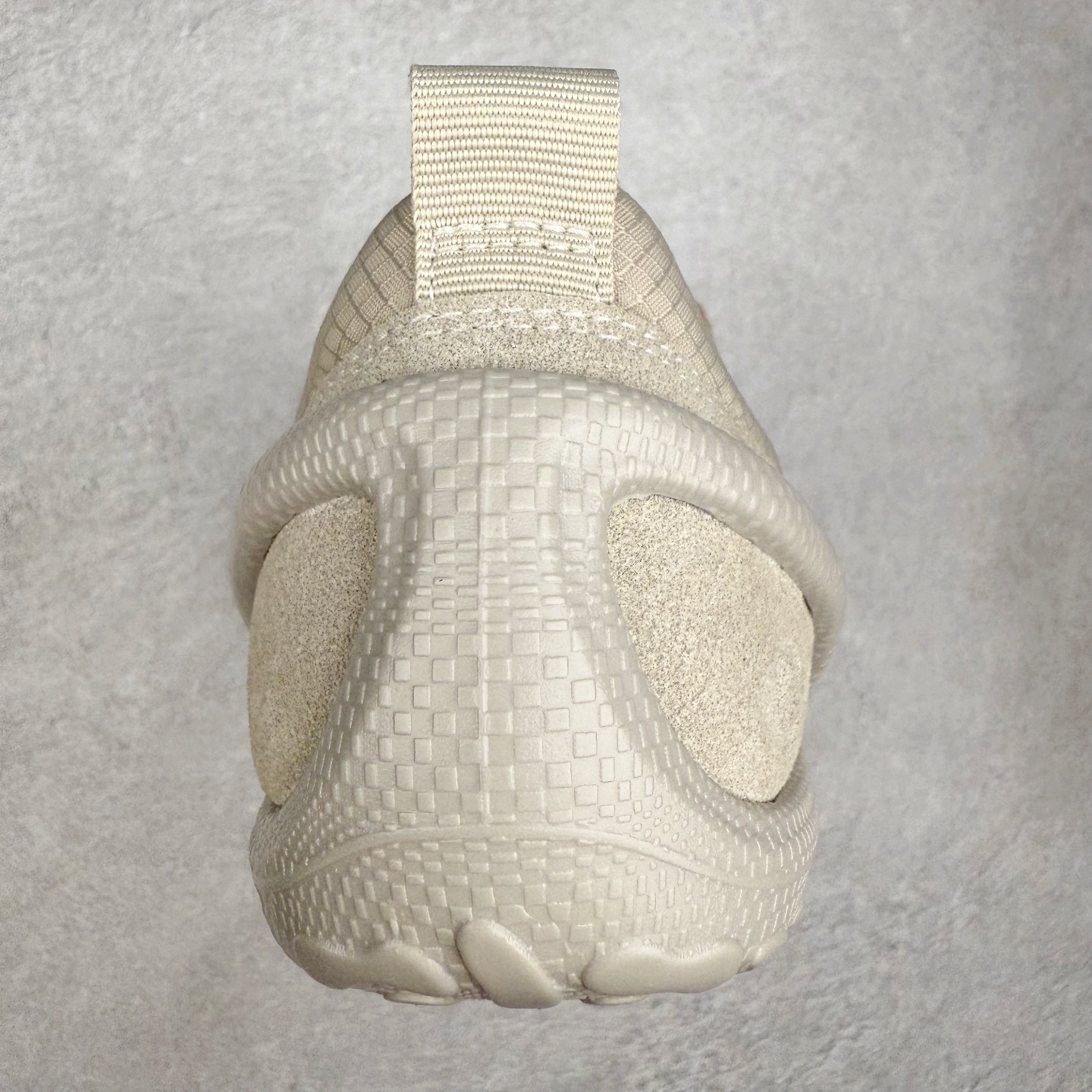 图片[8]-ECCO爱步 BIOM LITE 皮革系带时尚耐磨低帮 户外功能鞋 ECCO以三大核心特征为依托：北欧设计风格、鞋履制作、积极的生活方式。北欧设计风格：北欧设计特点是独特、有格调、实用和简约，并且品质优良。鞋履制作：ECCO钟爱鞋履制作以及一切与鞋履制作相关的事物。积极的生活方式：ECCO的创始人希望制作出的鞋履无需磨合，即可完美贴合脚型，帮助人们享受行走的乐趣。ECCO的成功源自其产品质量和创新的技术水平，恪守“鞋遵循双足”的设计理念，将的舒适度和风格融为一体。ECCO跑遍全世界寻找创新的原料。从制革制鞋一体化的设置，源头上控制皮革质量，确保对人体无害。 尺码：35 36 37 38 39 40 41 42 43 44 （皮鞋码）-选品中心