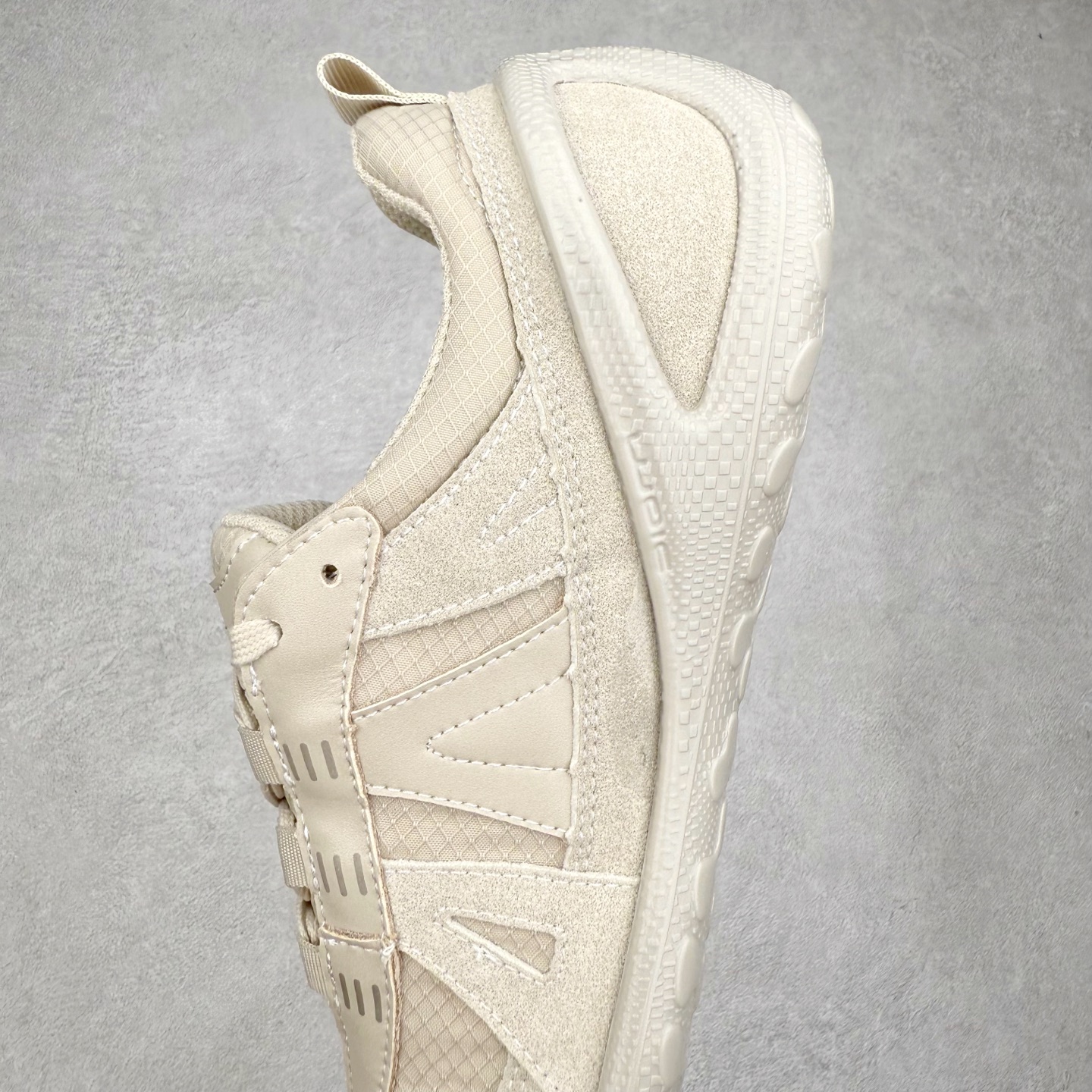 图片[7]-ECCO爱步 BIOM LITE 皮革系带时尚耐磨低帮 户外功能鞋 ECCO以三大核心特征为依托：北欧设计风格、鞋履制作、积极的生活方式。北欧设计风格：北欧设计特点是独特、有格调、实用和简约，并且品质优良。鞋履制作：ECCO钟爱鞋履制作以及一切与鞋履制作相关的事物。积极的生活方式：ECCO的创始人希望制作出的鞋履无需磨合，即可完美贴合脚型，帮助人们享受行走的乐趣。ECCO的成功源自其产品质量和创新的技术水平，恪守“鞋遵循双足”的设计理念，将的舒适度和风格融为一体。ECCO跑遍全世界寻找创新的原料。从制革制鞋一体化的设置，源头上控制皮革质量，确保对人体无害。 尺码：35 36 37 38 39 40 41 42 43 44 （皮鞋码）-选品中心