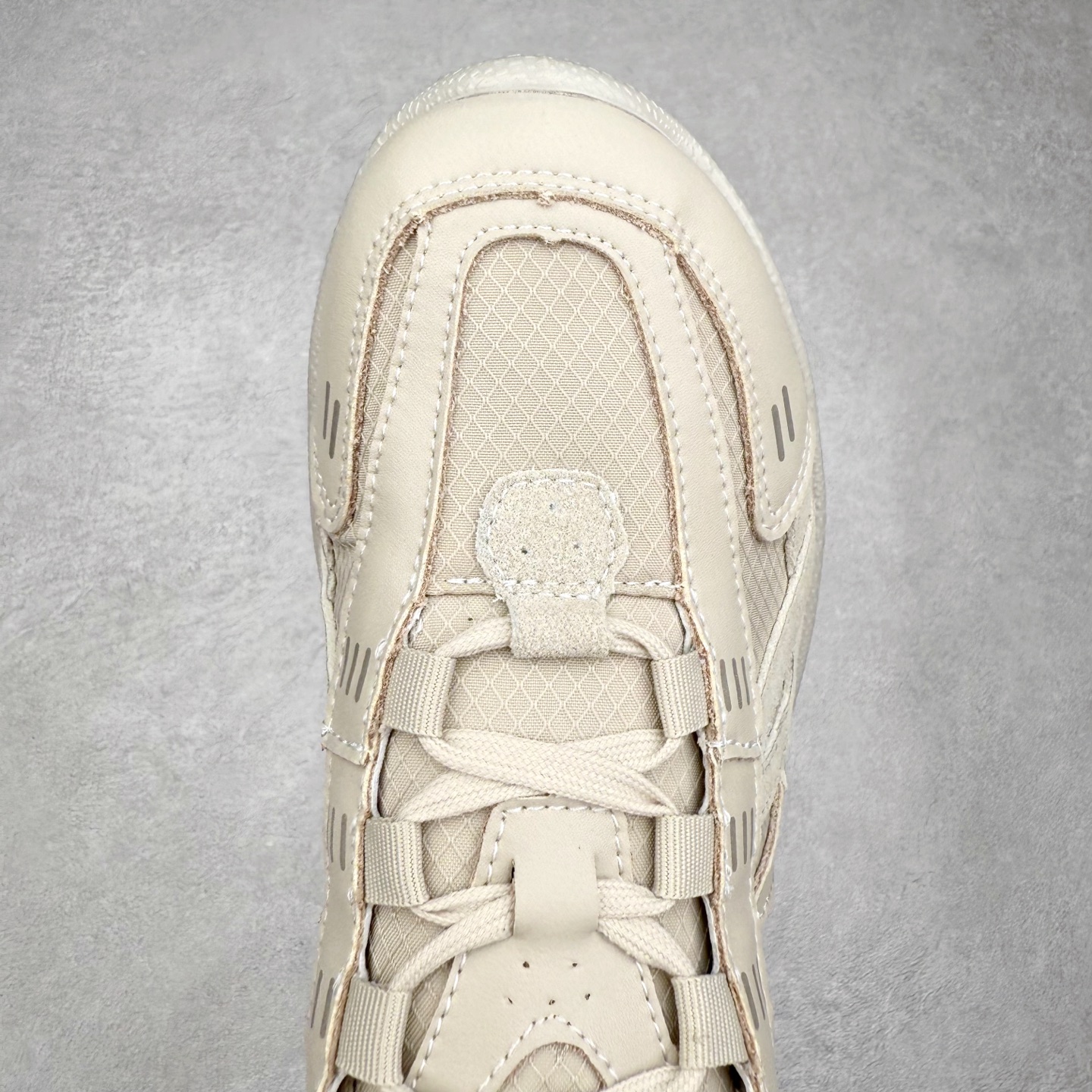 图片[4]-ECCO爱步 BIOM LITE 皮革系带时尚耐磨低帮 户外功能鞋 ECCO以三大核心特征为依托：北欧设计风格、鞋履制作、积极的生活方式。北欧设计风格：北欧设计特点是独特、有格调、实用和简约，并且品质优良。鞋履制作：ECCO钟爱鞋履制作以及一切与鞋履制作相关的事物。积极的生活方式：ECCO的创始人希望制作出的鞋履无需磨合，即可完美贴合脚型，帮助人们享受行走的乐趣。ECCO的成功源自其产品质量和创新的技术水平，恪守“鞋遵循双足”的设计理念，将的舒适度和风格融为一体。ECCO跑遍全世界寻找创新的原料。从制革制鞋一体化的设置，源头上控制皮革质量，确保对人体无害。 尺码：35 36 37 38 39 40 41 42 43 44 （皮鞋码）-选品中心