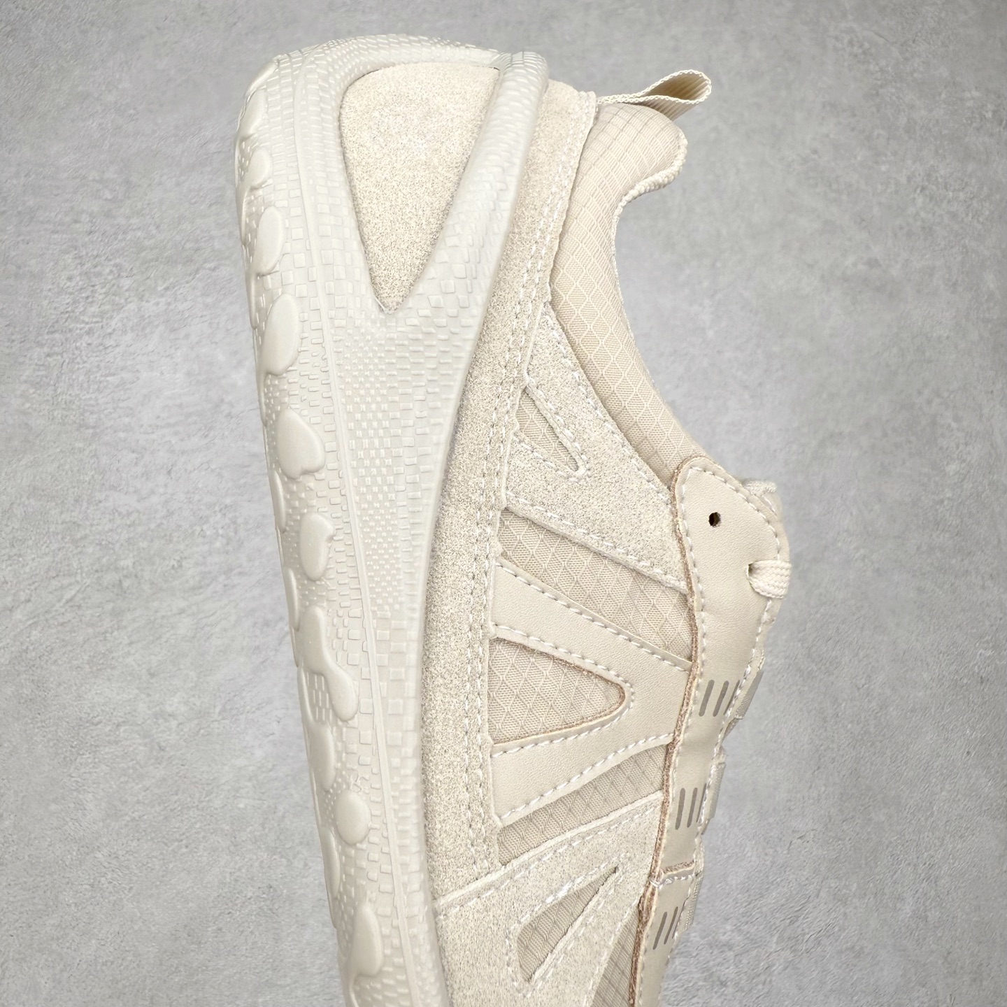 图片[6]-ECCO爱步 BIOM LITE 皮革系带时尚耐磨低帮 户外功能鞋 ECCO以三大核心特征为依托：北欧设计风格、鞋履制作、积极的生活方式。北欧设计风格：北欧设计特点是独特、有格调、实用和简约，并且品质优良。鞋履制作：ECCO钟爱鞋履制作以及一切与鞋履制作相关的事物。积极的生活方式：ECCO的创始人希望制作出的鞋履无需磨合，即可完美贴合脚型，帮助人们享受行走的乐趣。ECCO的成功源自其产品质量和创新的技术水平，恪守“鞋遵循双足”的设计理念，将的舒适度和风格融为一体。ECCO跑遍全世界寻找创新的原料。从制革制鞋一体化的设置，源头上控制皮革质量，确保对人体无害。 尺码：35 36 37 38 39 40 41 42 43 44 （皮鞋码）-选品中心