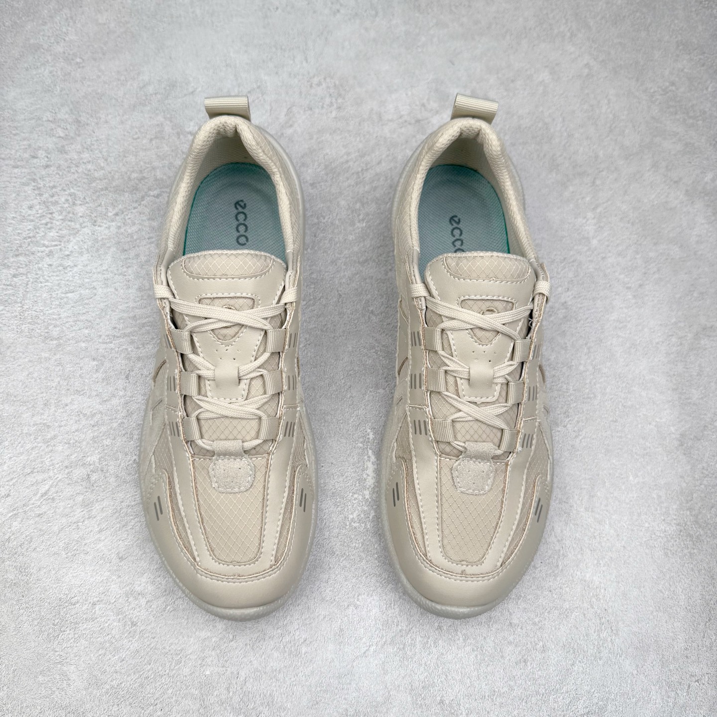 图片[2]-ECCO爱步 BIOM LITE 皮革系带时尚耐磨低帮 户外功能鞋 ECCO以三大核心特征为依托：北欧设计风格、鞋履制作、积极的生活方式。北欧设计风格：北欧设计特点是独特、有格调、实用和简约，并且品质优良。鞋履制作：ECCO钟爱鞋履制作以及一切与鞋履制作相关的事物。积极的生活方式：ECCO的创始人希望制作出的鞋履无需磨合，即可完美贴合脚型，帮助人们享受行走的乐趣。ECCO的成功源自其产品质量和创新的技术水平，恪守“鞋遵循双足”的设计理念，将的舒适度和风格融为一体。ECCO跑遍全世界寻找创新的原料。从制革制鞋一体化的设置，源头上控制皮革质量，确保对人体无害。 尺码：35 36 37 38 39 40 41 42 43 44 （皮鞋码）-选品中心