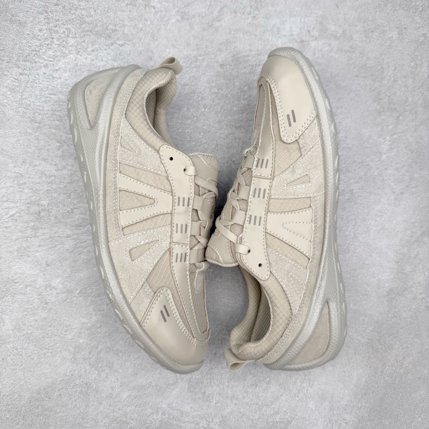 图片[3]-ECCO爱步 BIOM LITE 皮革系带时尚耐磨低帮 户外功能鞋 ECCO以三大核心特征为依托：北欧设计风格、鞋履制作、积极的生活方式。北欧设计风格：北欧设计特点是独特、有格调、实用和简约，并且品质优良。鞋履制作：ECCO钟爱鞋履制作以及一切与鞋履制作相关的事物。积极的生活方式：ECCO的创始人希望制作出的鞋履无需磨合，即可完美贴合脚型，帮助人们享受行走的乐趣。ECCO的成功源自其产品质量和创新的技术水平，恪守“鞋遵循双足”的设计理念，将的舒适度和风格融为一体。ECCO跑遍全世界寻找创新的原料。从制革制鞋一体化的设置，源头上控制皮革质量，确保对人体无害。 尺码：35 36 37 38 39 40 41 42 43 44 （皮鞋码）-选品中心