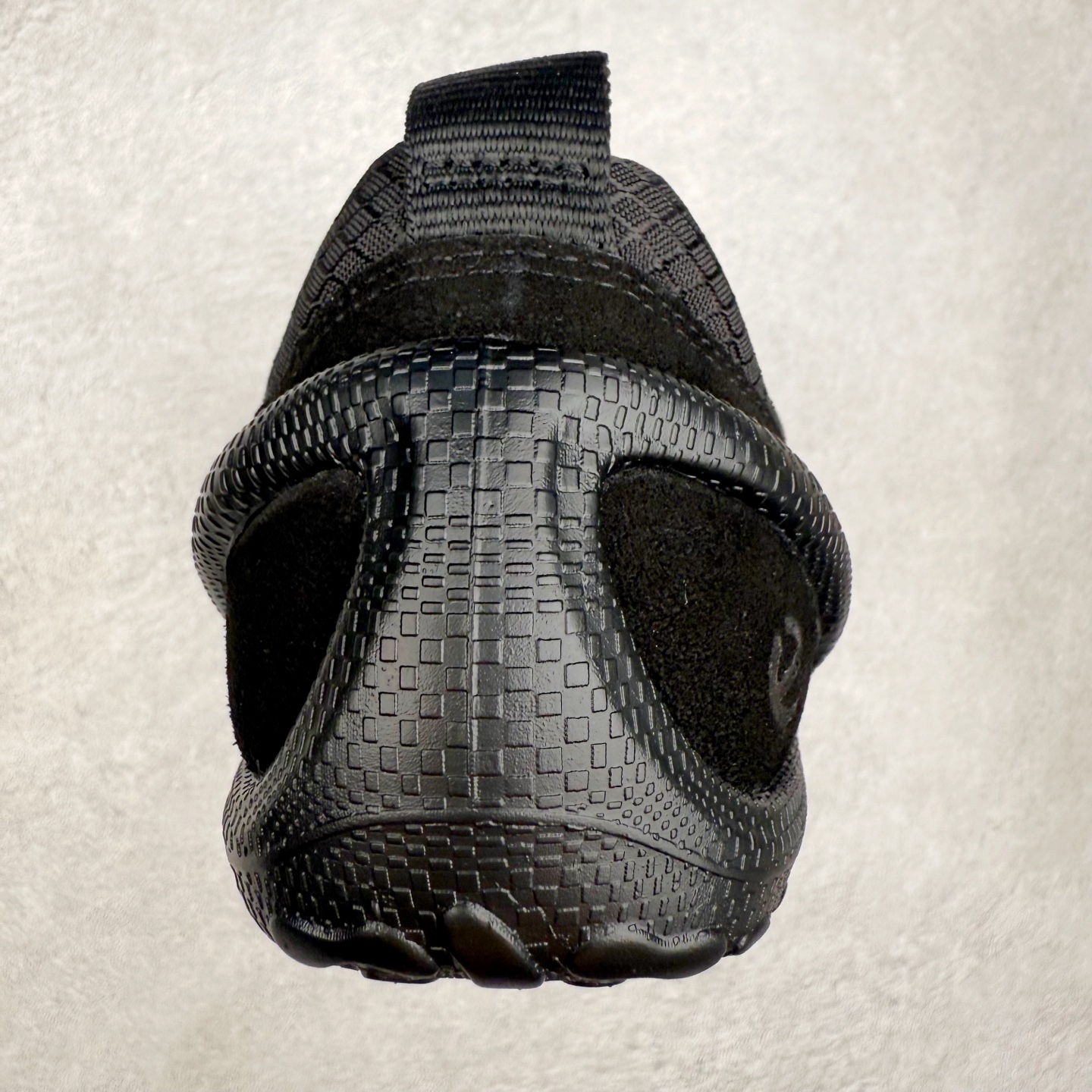 图片[8]-ECCO爱步 BIOM LITE 皮革系带时尚耐磨低帮 户外功能鞋 ECCO以三大核心特征为依托：北欧设计风格、鞋履制作、积极的生活方式。北欧设计风格：北欧设计特点是独特、有格调、实用和简约，并且品质优良。鞋履制作：ECCO钟爱鞋履制作以及一切与鞋履制作相关的事物。积极的生活方式：ECCO的创始人希望制作出的鞋履无需磨合，即可完美贴合脚型，帮助人们享受行走的乐趣。ECCO的成功源自其产品质量和创新的技术水平，恪守“鞋遵循双足”的设计理念，将的舒适度和风格融为一体。ECCO跑遍全世界寻找创新的原料。从制革制鞋一体化的设置，源头上控制皮革质量，确保对人体无害。 尺码：35 36 37 38 39 40 41 42 43 44 （皮鞋码）-选品中心