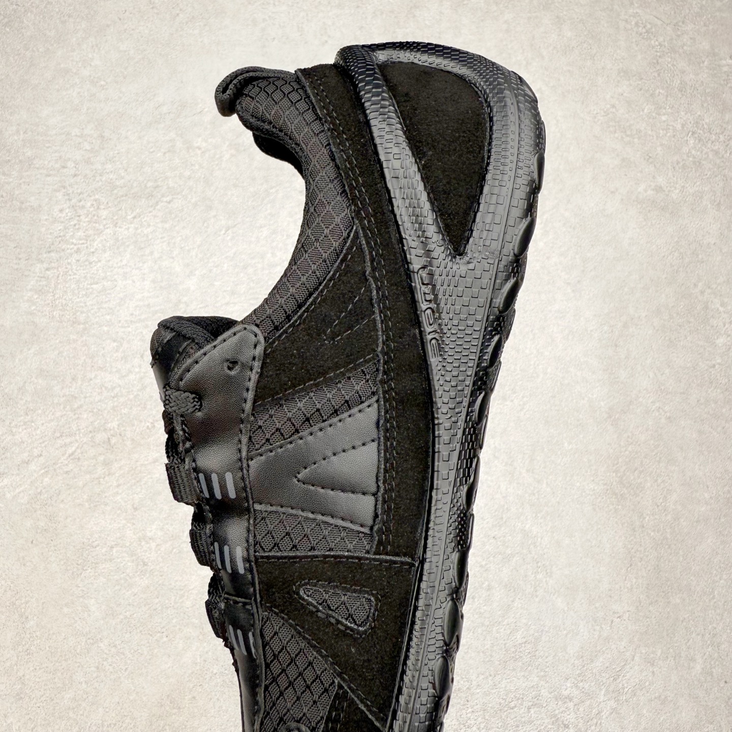 图片[7]-ECCO爱步 BIOM LITE 皮革系带时尚耐磨低帮 户外功能鞋 ECCO以三大核心特征为依托：北欧设计风格、鞋履制作、积极的生活方式。北欧设计风格：北欧设计特点是独特、有格调、实用和简约，并且品质优良。鞋履制作：ECCO钟爱鞋履制作以及一切与鞋履制作相关的事物。积极的生活方式：ECCO的创始人希望制作出的鞋履无需磨合，即可完美贴合脚型，帮助人们享受行走的乐趣。ECCO的成功源自其产品质量和创新的技术水平，恪守“鞋遵循双足”的设计理念，将的舒适度和风格融为一体。ECCO跑遍全世界寻找创新的原料。从制革制鞋一体化的设置，源头上控制皮革质量，确保对人体无害。 尺码：35 36 37 38 39 40 41 42 43 44 （皮鞋码）-选品中心