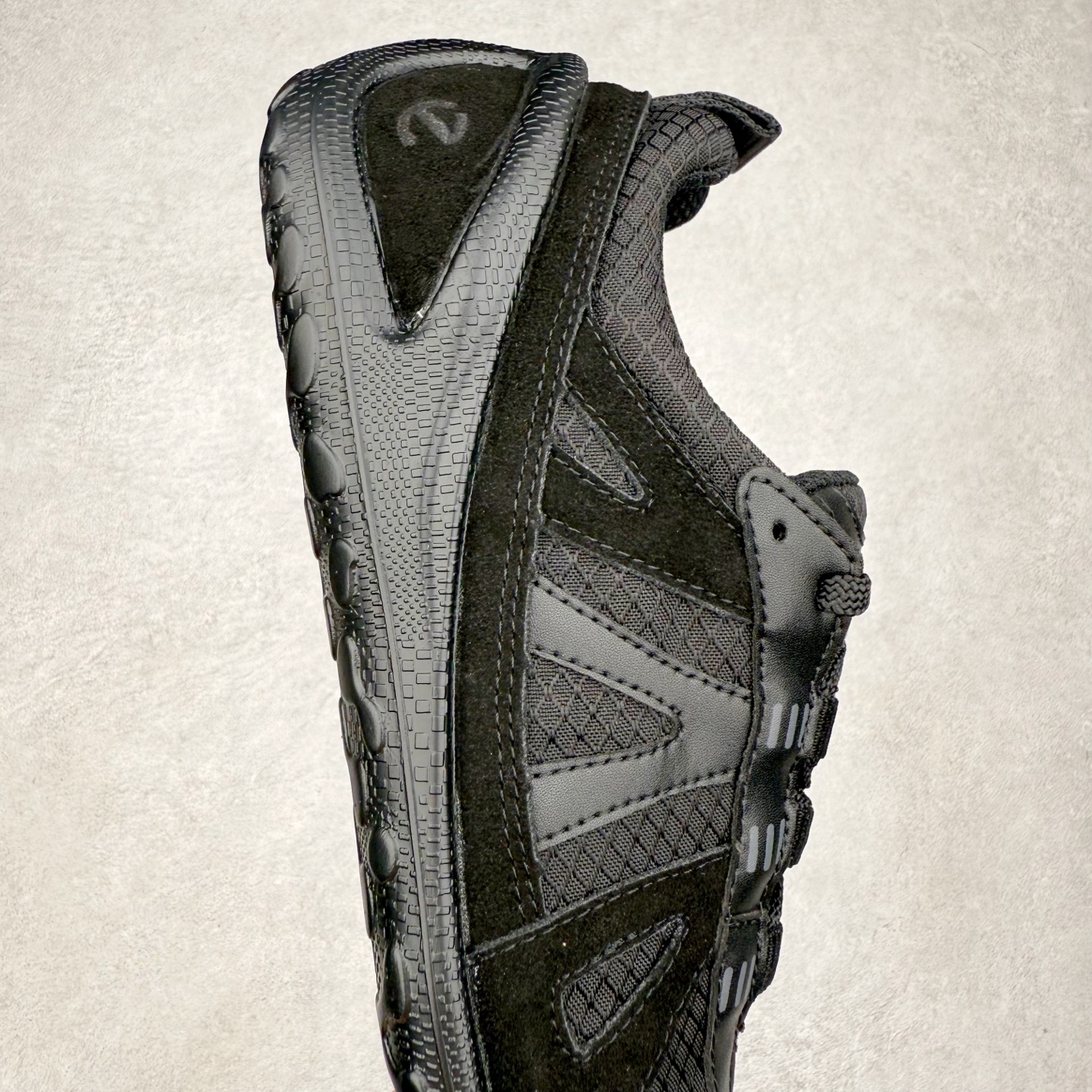 图片[6]-ECCO爱步 BIOM LITE 皮革系带时尚耐磨低帮 户外功能鞋 ECCO以三大核心特征为依托：北欧设计风格、鞋履制作、积极的生活方式。北欧设计风格：北欧设计特点是独特、有格调、实用和简约，并且品质优良。鞋履制作：ECCO钟爱鞋履制作以及一切与鞋履制作相关的事物。积极的生活方式：ECCO的创始人希望制作出的鞋履无需磨合，即可完美贴合脚型，帮助人们享受行走的乐趣。ECCO的成功源自其产品质量和创新的技术水平，恪守“鞋遵循双足”的设计理念，将的舒适度和风格融为一体。ECCO跑遍全世界寻找创新的原料。从制革制鞋一体化的设置，源头上控制皮革质量，确保对人体无害。 尺码：35 36 37 38 39 40 41 42 43 44 （皮鞋码）-选品中心