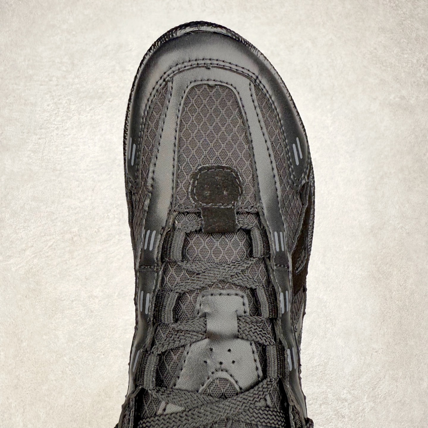 图片[4]-ECCO爱步 BIOM LITE 皮革系带时尚耐磨低帮 户外功能鞋 ECCO以三大核心特征为依托：北欧设计风格、鞋履制作、积极的生活方式。北欧设计风格：北欧设计特点是独特、有格调、实用和简约，并且品质优良。鞋履制作：ECCO钟爱鞋履制作以及一切与鞋履制作相关的事物。积极的生活方式：ECCO的创始人希望制作出的鞋履无需磨合，即可完美贴合脚型，帮助人们享受行走的乐趣。ECCO的成功源自其产品质量和创新的技术水平，恪守“鞋遵循双足”的设计理念，将的舒适度和风格融为一体。ECCO跑遍全世界寻找创新的原料。从制革制鞋一体化的设置，源头上控制皮革质量，确保对人体无害。 尺码：35 36 37 38 39 40 41 42 43 44 （皮鞋码）-选品中心